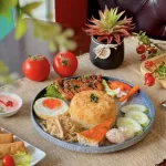 Món cơm tấm truyền thống Việt Nam được trình bày đẹp mắt trên bàn ăn