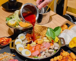 Nồi lẩu tokbokki Bình Thạnh đầy ắp topping, thêm chút sốt cay nồng là chuẩn vị!