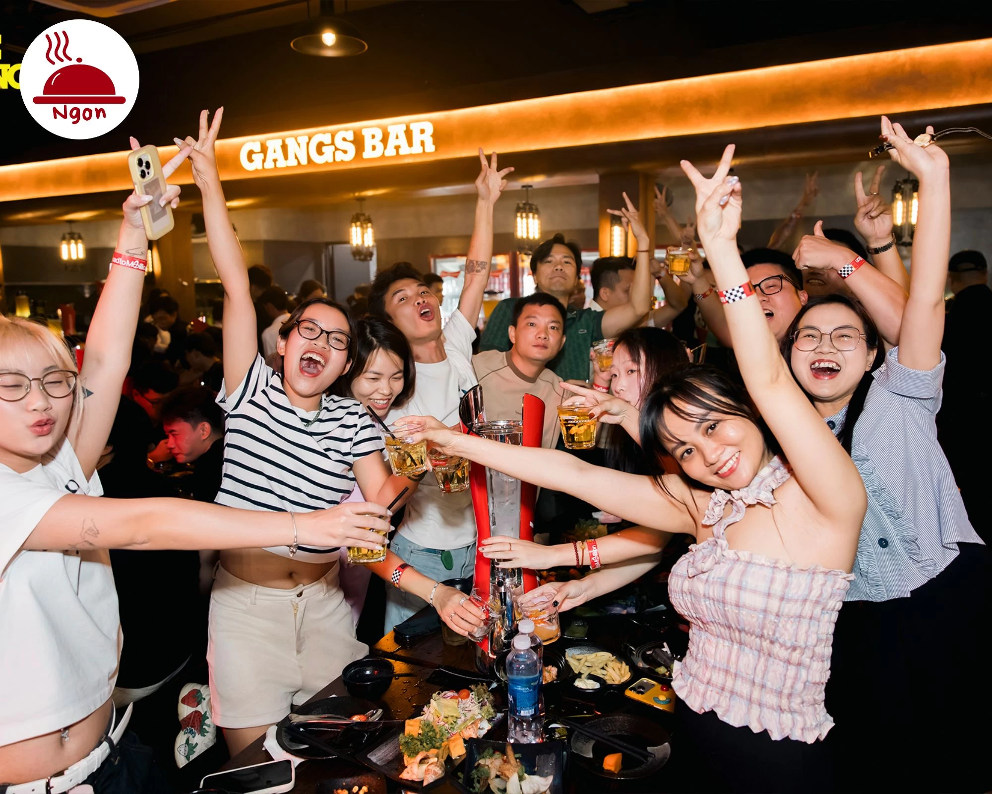 Không gian nhà hàng The Gangs Central đông vui, tràn ngập năng lượng