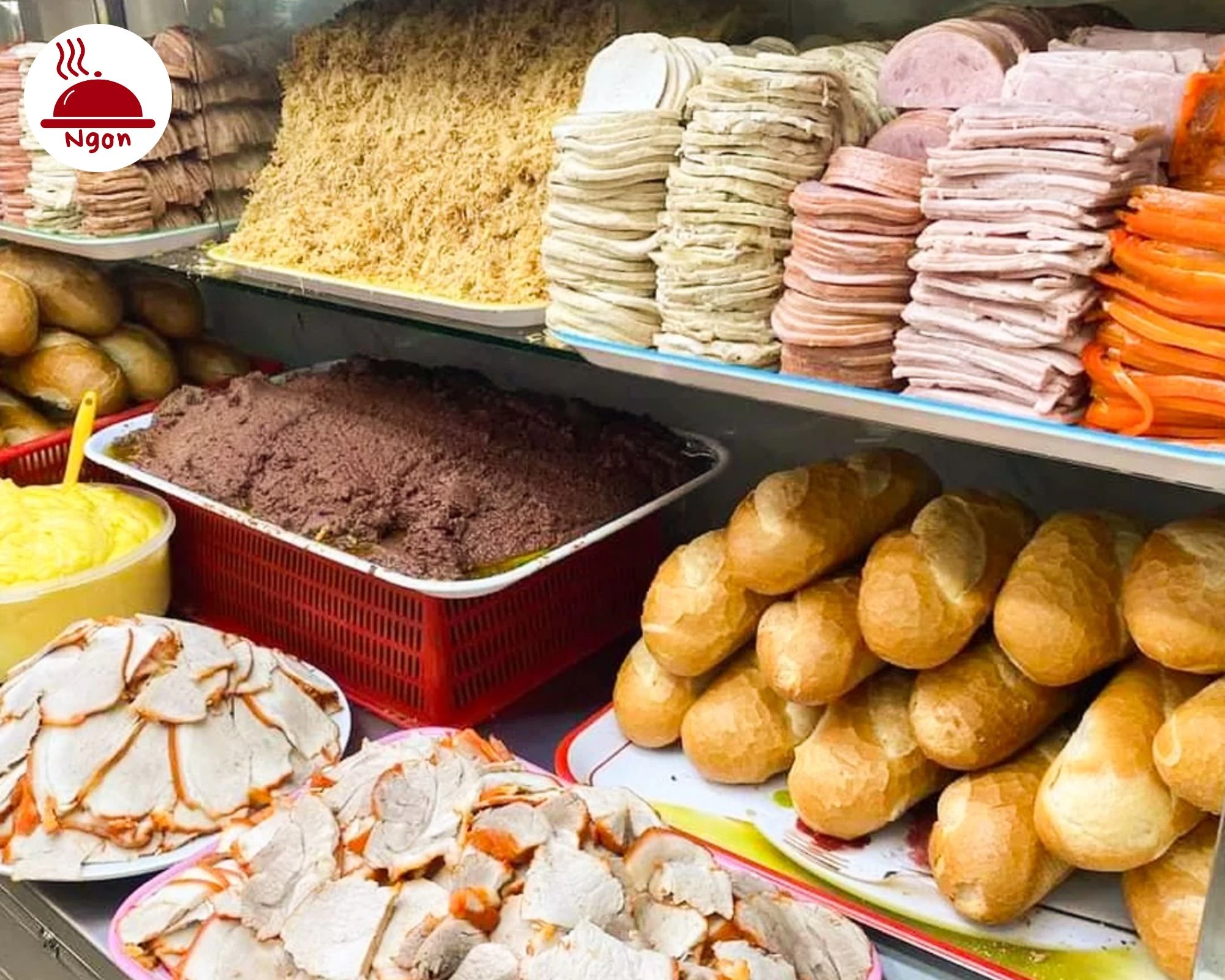 Quầy nguyên liệu bánh mì Bà Huynh tươi ngon sạch sẽ đầy ắp pate thịt chả cho dịch vụ làm bánh mì chất lượng