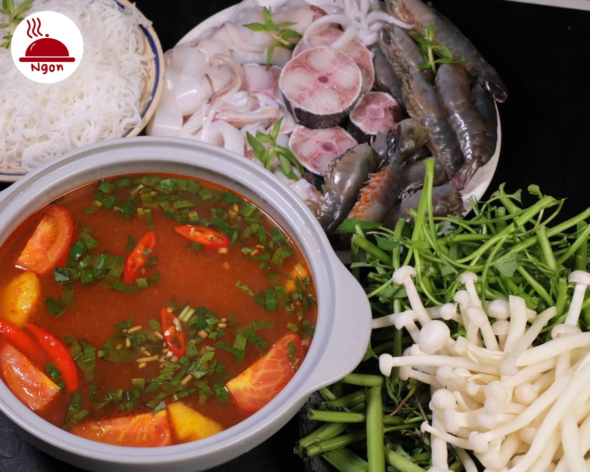 Bày trí nguyên liệu làm lẩu Thái hải sản hấp dẫn với nồi nước dùng chua cay đặc trưng cùng hải sản thập cẩm tươi sạch
