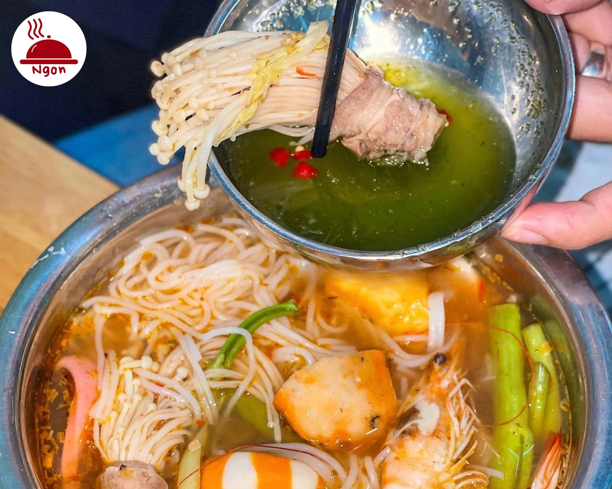 Cách pha chế và thưởng thức nước chấm chuẩn vị ăn kèm đồ nhúng nóng hổi trong nồi lẩu Thái hải sản