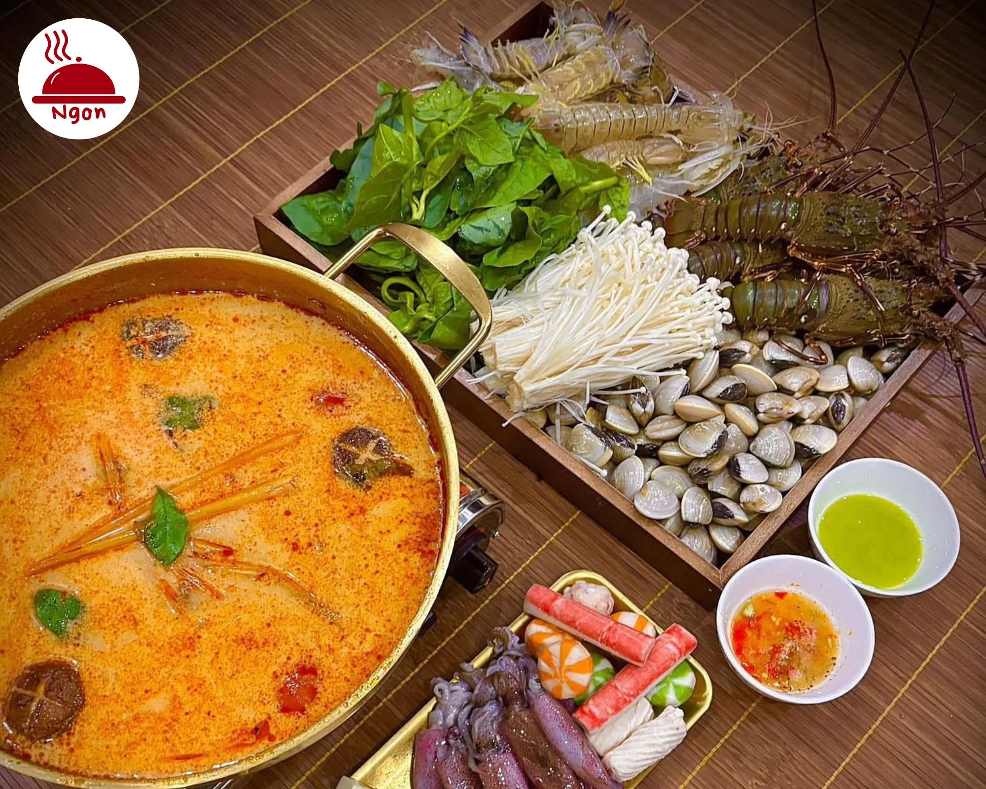 Khay nguyên liệu hải sản tươi sống gồm tôm hùm bề bề nghêu và mực chuẩn bị cho món lẩu Thái