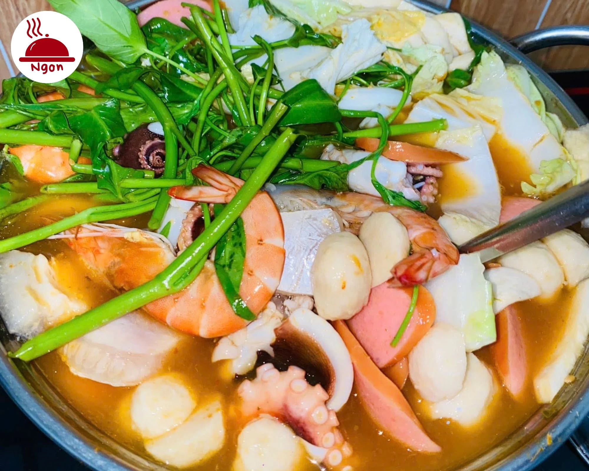 Nồi lẩu Thái hải sản thơm ngon ngập tràn tôm mực và rau xanh nấu theo cách đơn giản nhanh chóng không cần xương