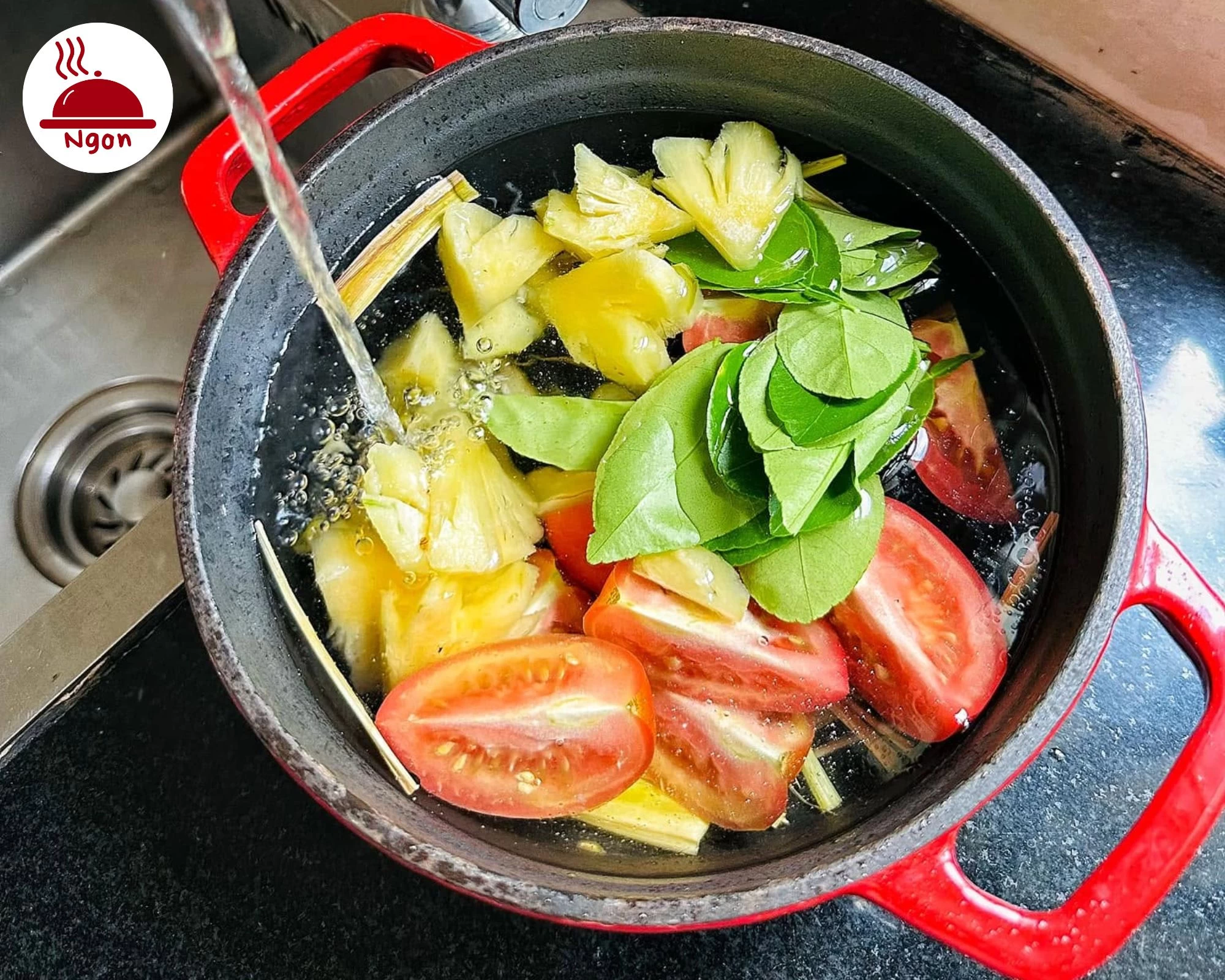 Nồi nấu nước lẩu Thái hải sản đặc trưng với các nguyên liệu tạo vị chua cay đậm đà hấp dẫn