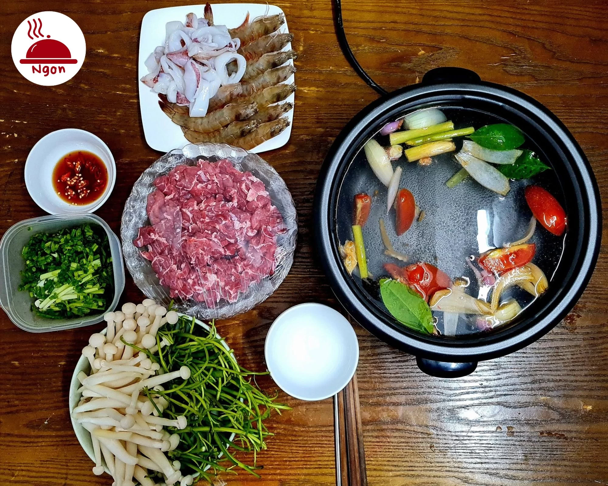 Sơ chế hải sản tươi sống cùng các nguyên liệu ăn kèm phong phú cho nồi lẩu Thái hải sản trọn vị