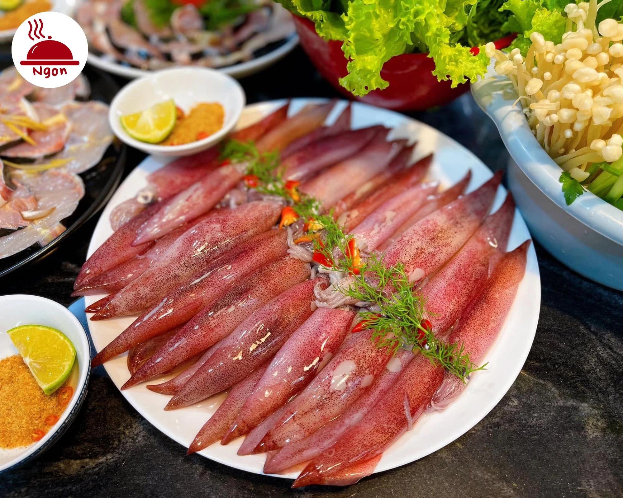 Sơ chế mực tươi ngon chất lượng cao để nhúng vào nồi nước lẩu Thái hải sản chua cay đậm đà