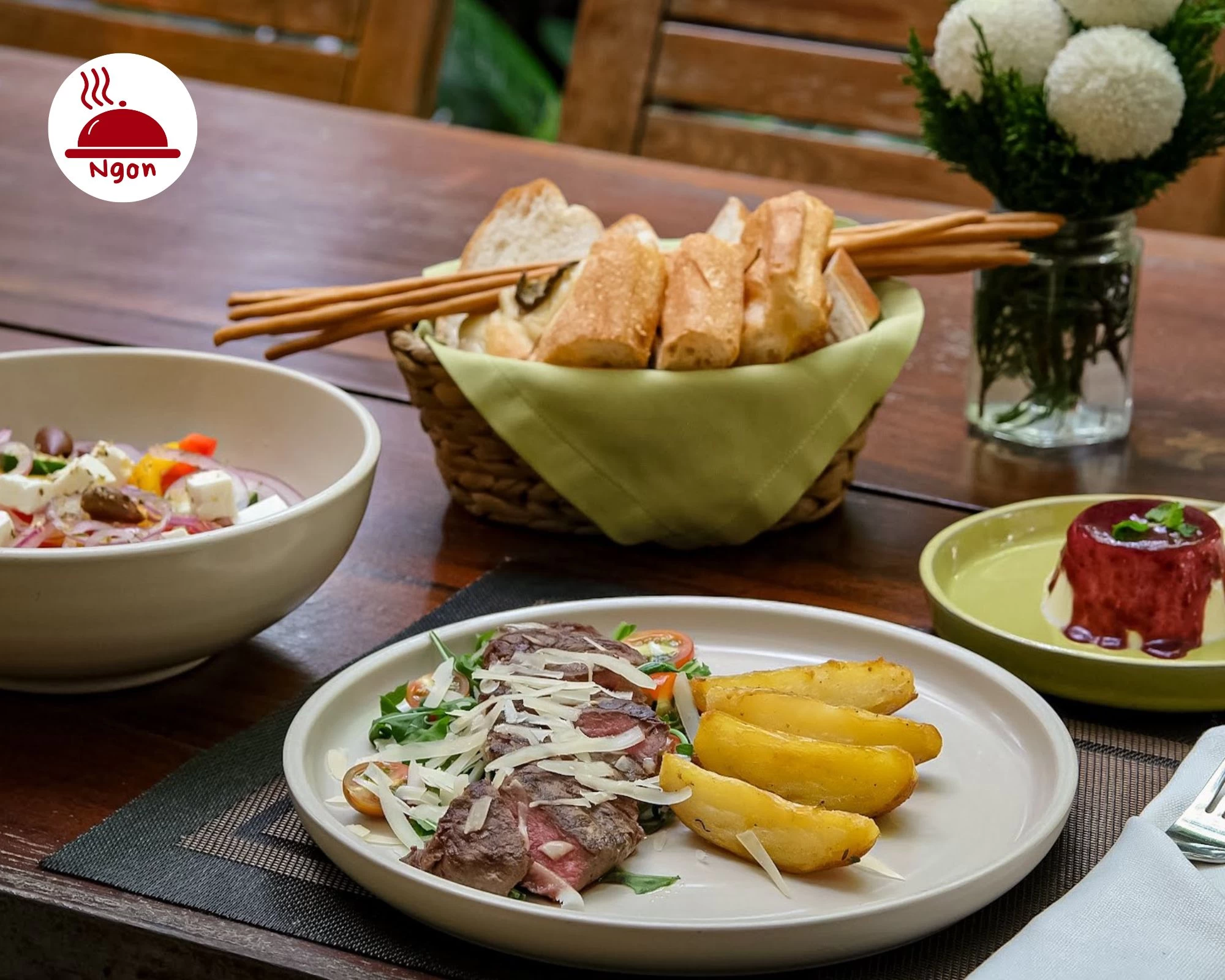 Bữa tiệc Ý của Pendolasco thịnh soạn, ngon miệng với salad tươi, thịt nướng hấp dẫn, bánh mì thơm lừng và tráng miệng ngọt ngào