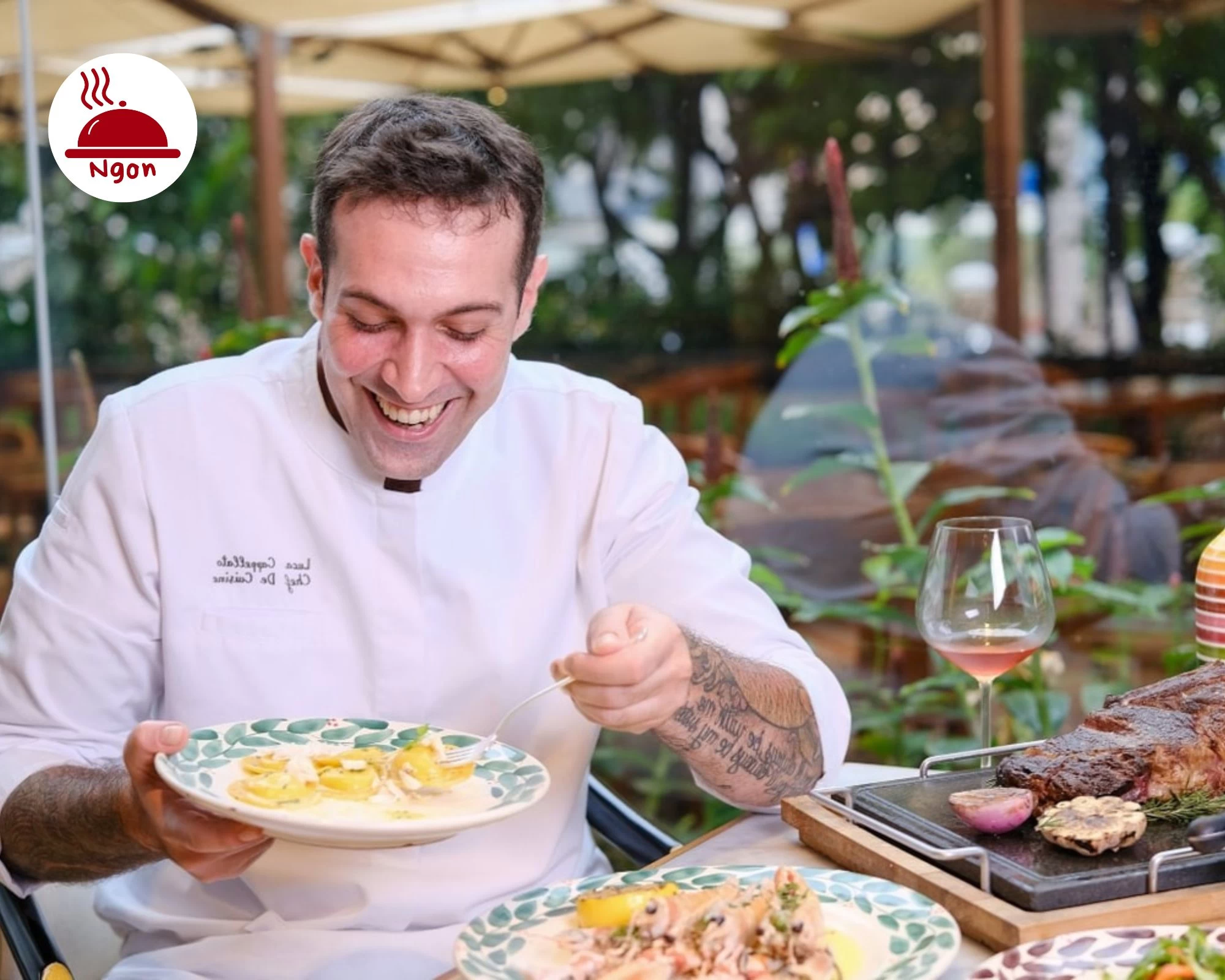 Đầu bếp Ý đang thưởng thức món ăn những món ăn của mình tại nhà hàng Opera