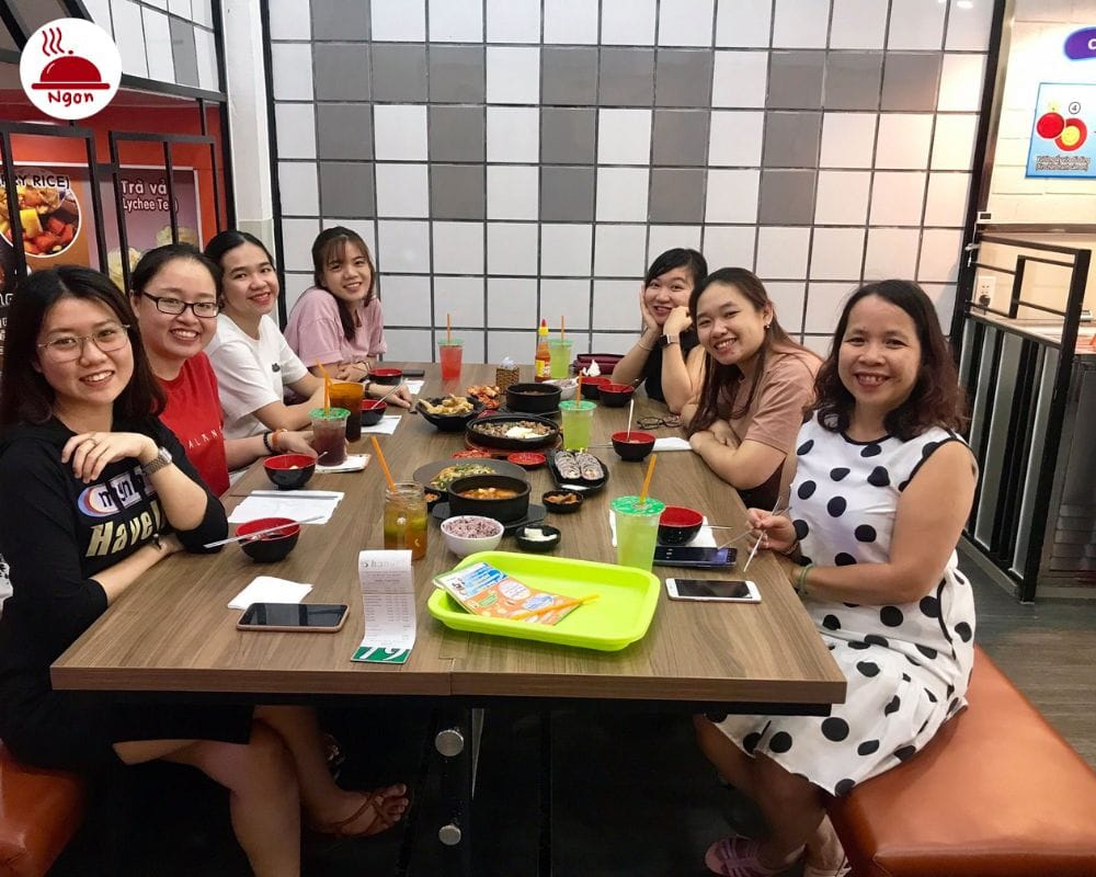 Khách hàng thưởng thức món ngon Hàn Quốc