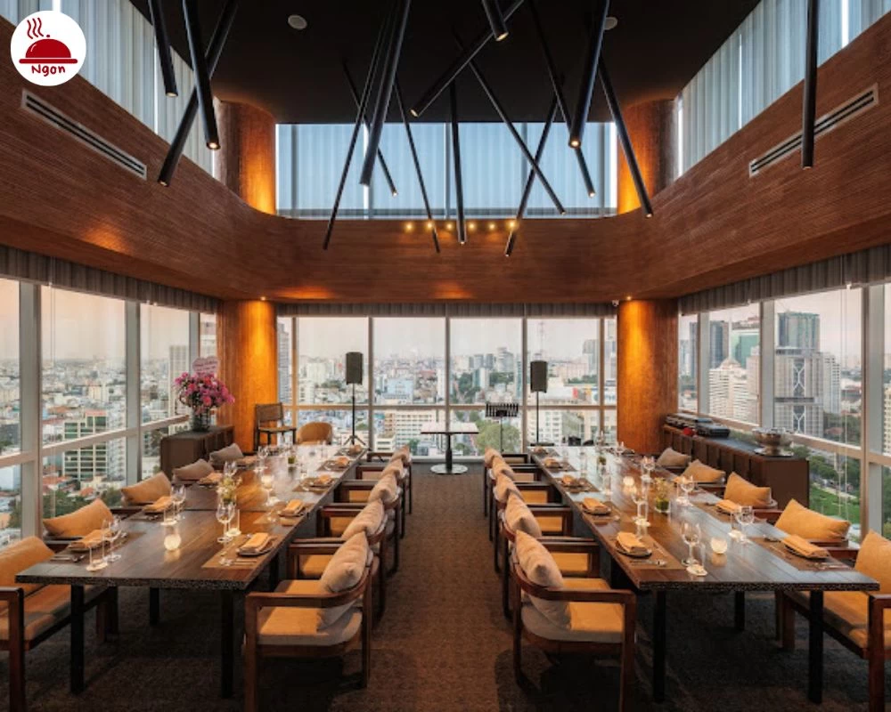 Cách bày trí bàn ghế tại nhà hàng Shri Restaurant & Lounge