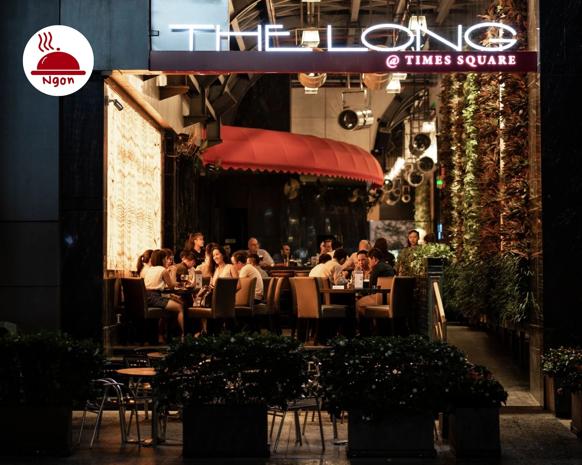 Với kiến trúc mái vòm độc đáo, thực đơn Á Âu nổi tiếng với pizza phong cách Napoli