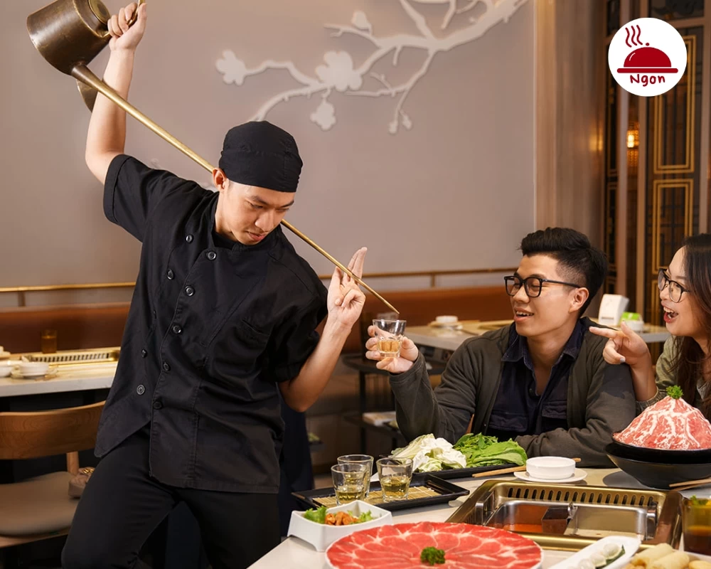 Nhân viên Manwah biểu diễn điệu múa rượu Kungfu