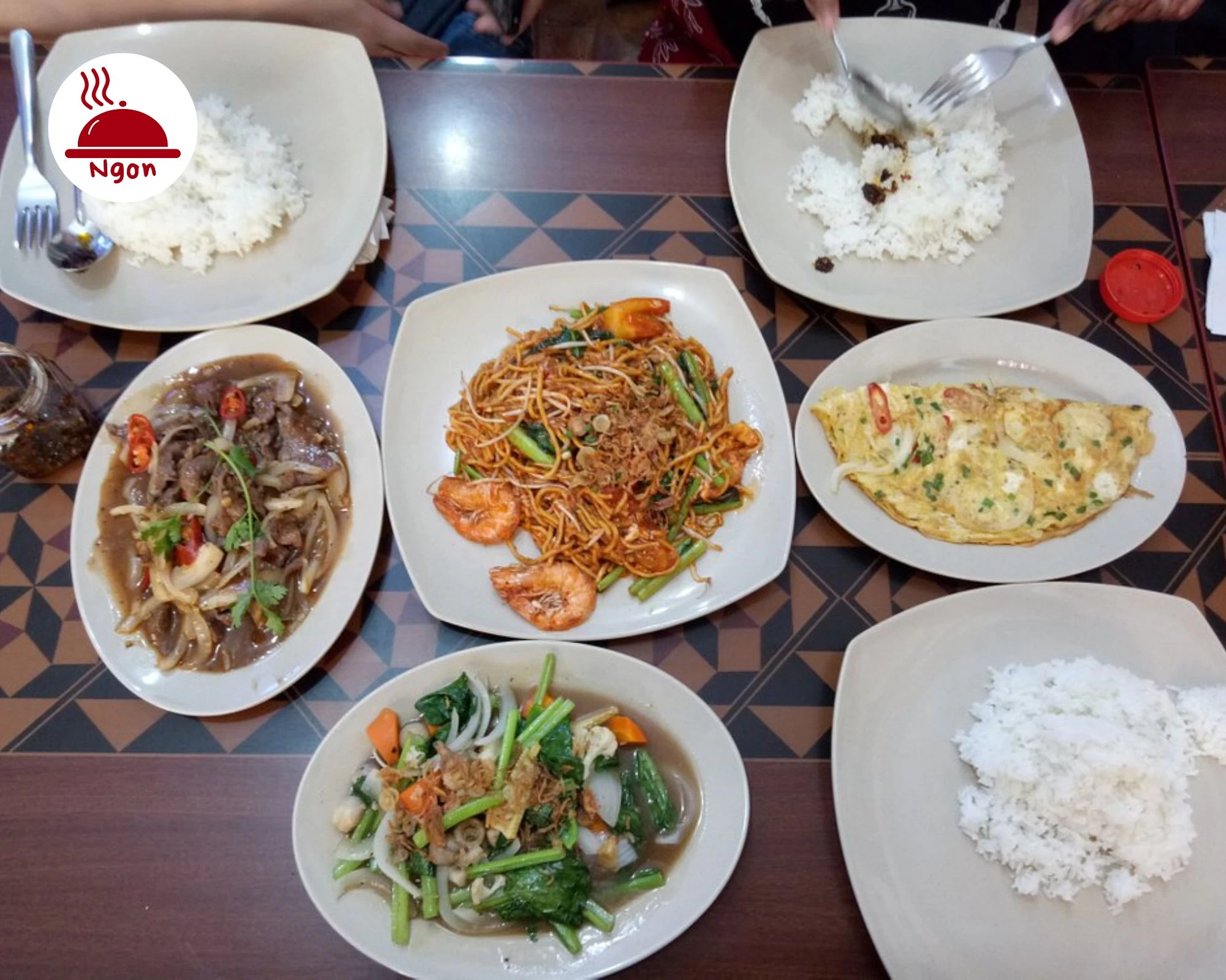 Bàn ăn với nhiều món ăn Halal hấp dẫn, bao gồm cơm, mì xào tôm, thịt bò xào, rau xào và trứng chiên