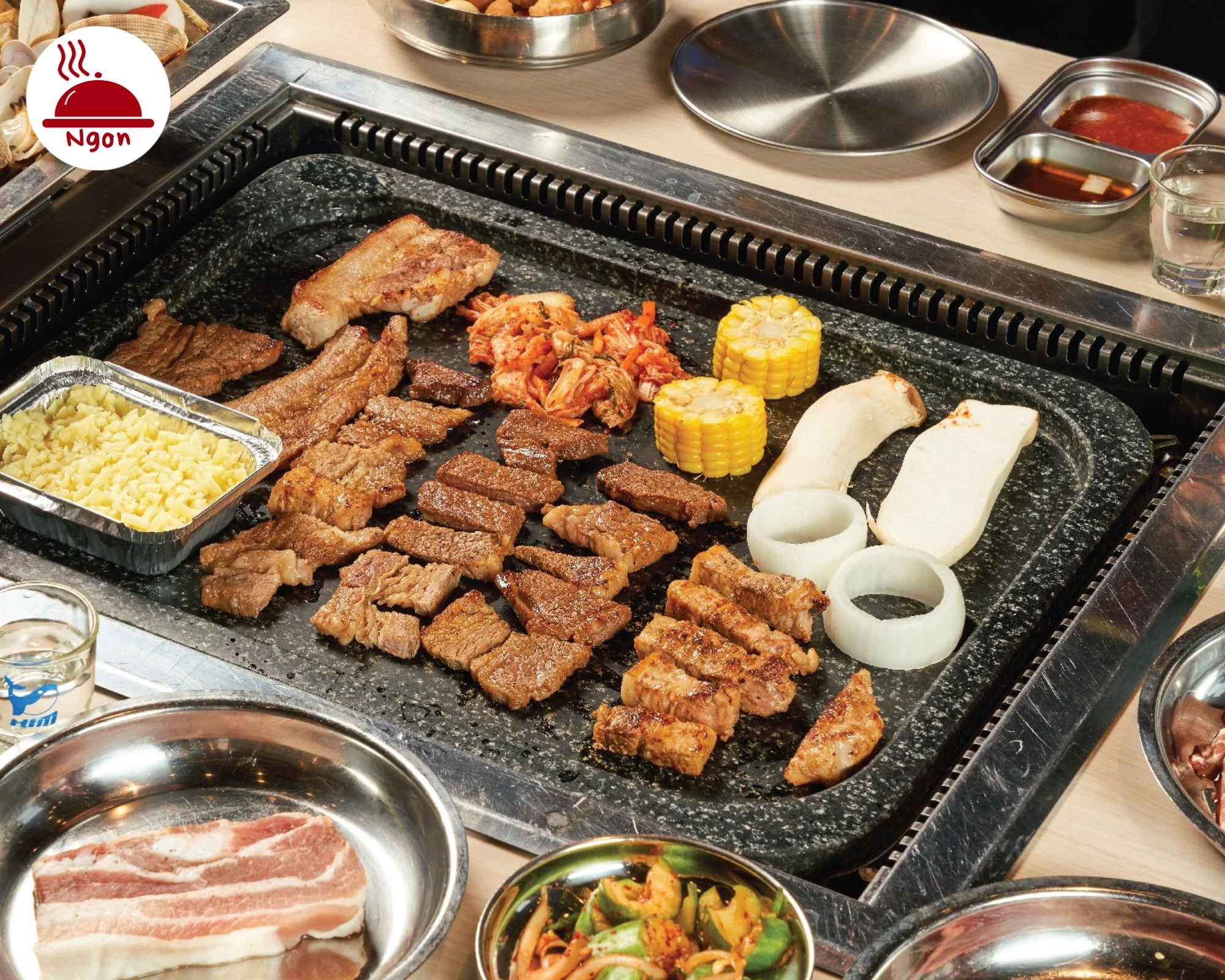 Bàn tiệc nướng 'đa sắc màu' tại K Pub đủ loại thịt, lòng bò nướng Hàn Quốc, kimchi,... và cả phô mai béo ngậy