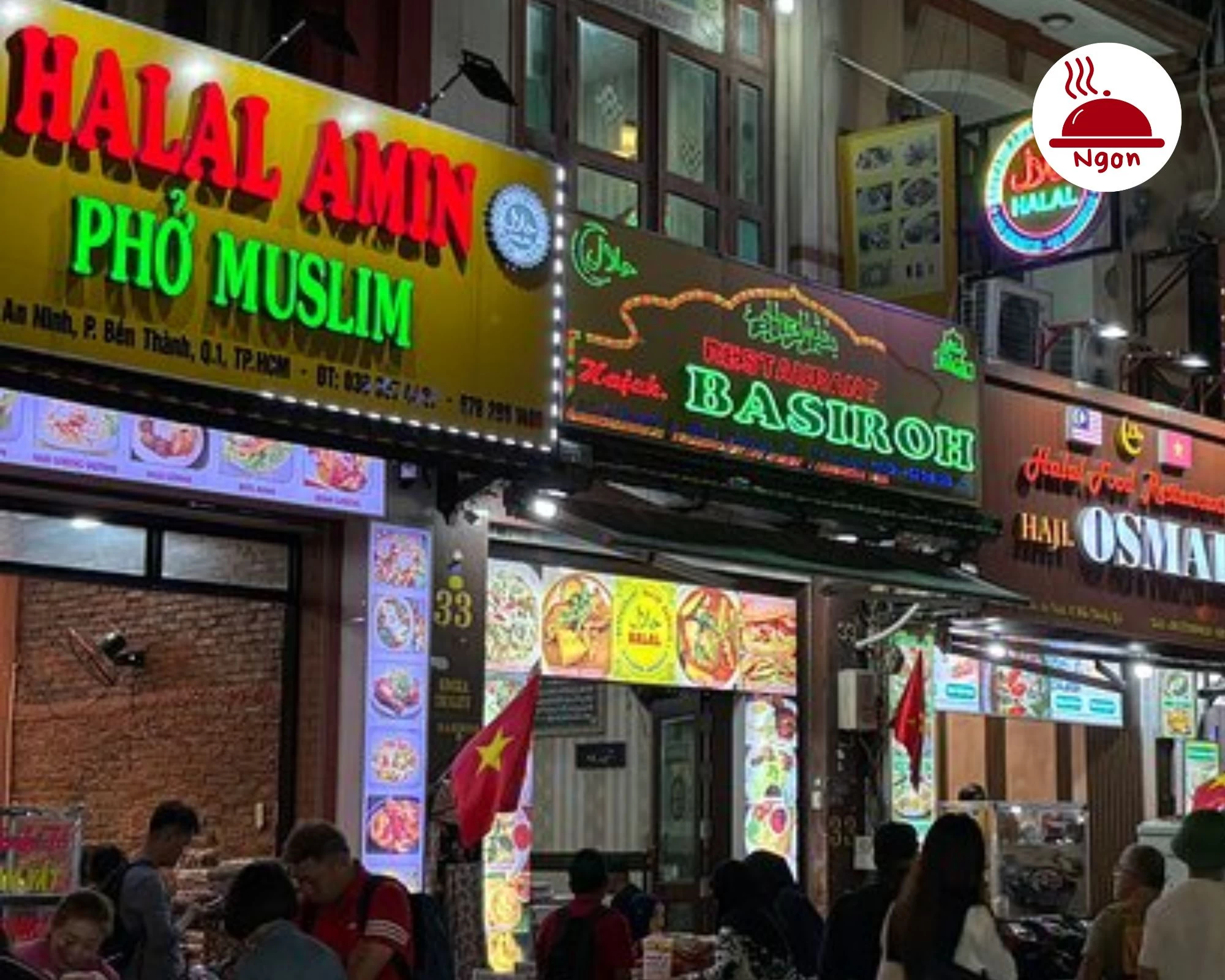 Cửa hàng Kedai Muslim Halal Al-Amin nhộn nhịp khách vào buổi tối