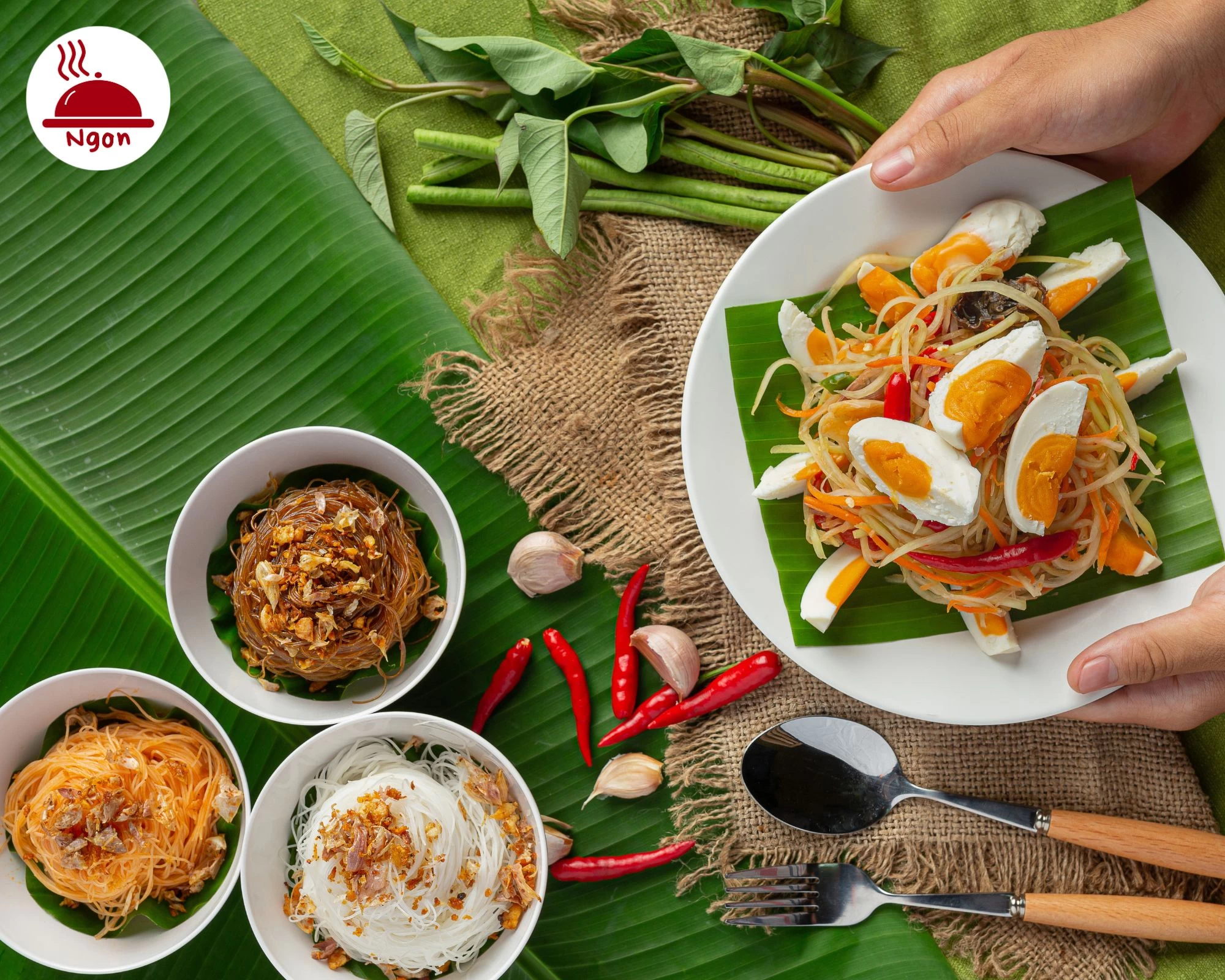Gỏi đu đủ dùng kèm bún và salad rau tại Nathalie’s Thai Restaurant