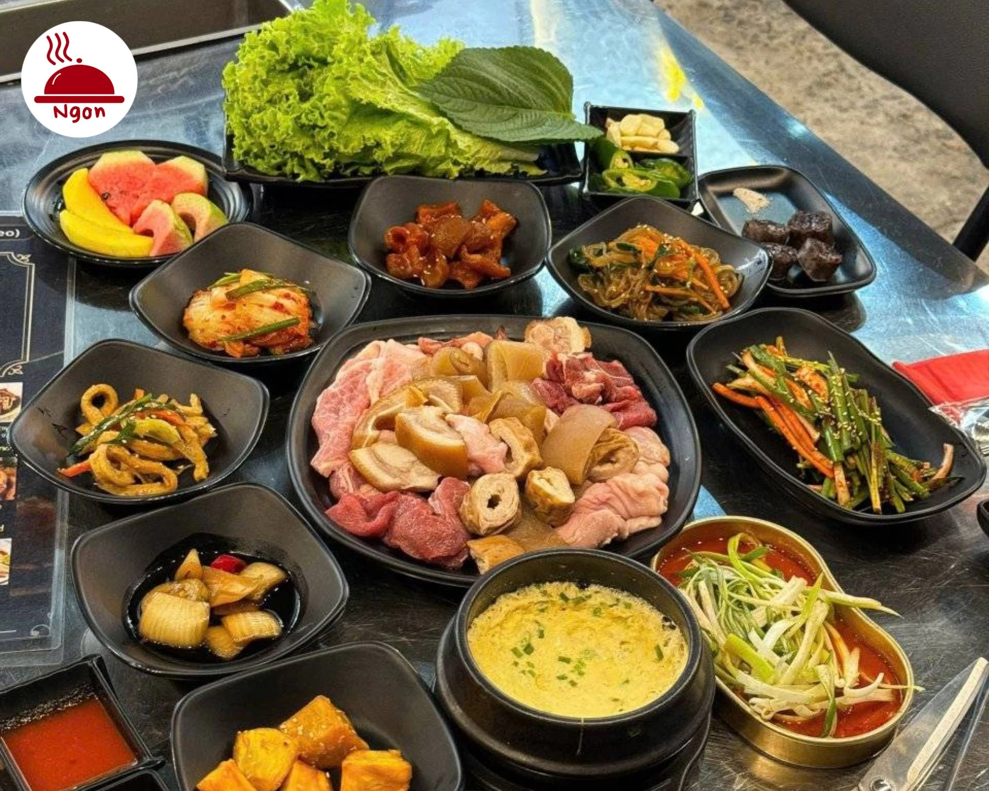 Không chỉ có lòng bò tươi ngon, Jang Gun BBQ còn 'chiêu đãi' bạn đủ loại panchan ăn kèm siêu hấp dẫn. Một trải nghiệm ẩm thực trọn vẹn