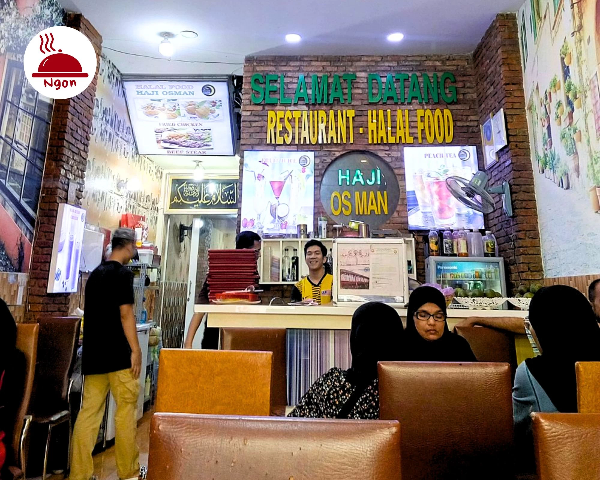 Không gian ấm cúng bên trong nhà hàng Halal Haji Osman với khách đang ngồi ăn