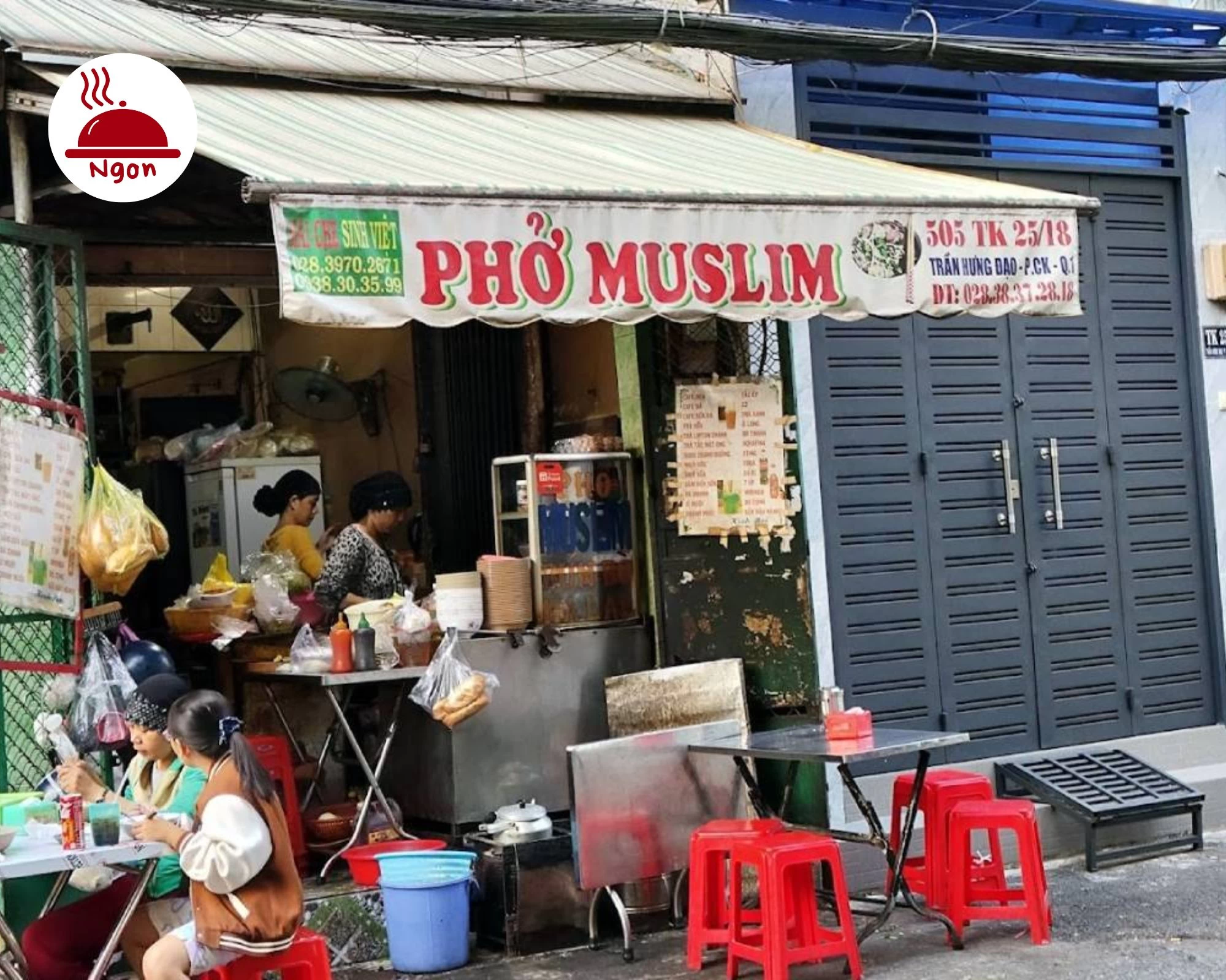 Khung cảnh đường phố với quán phở Muslim và khách đang ngồi ăn