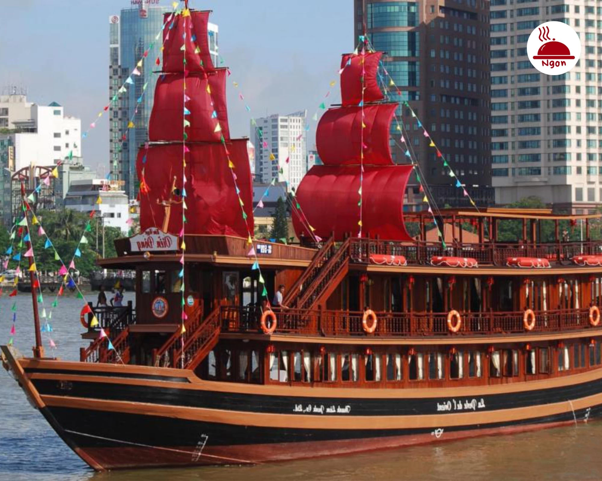 Kiến trúc gỗ sang trọng và tinh tế của nhà hàng trên sông Sài Gòn Hòn Ngọc Viễn Đông, kết hợp hài hòa giữa nét truyền thống và hiện đại