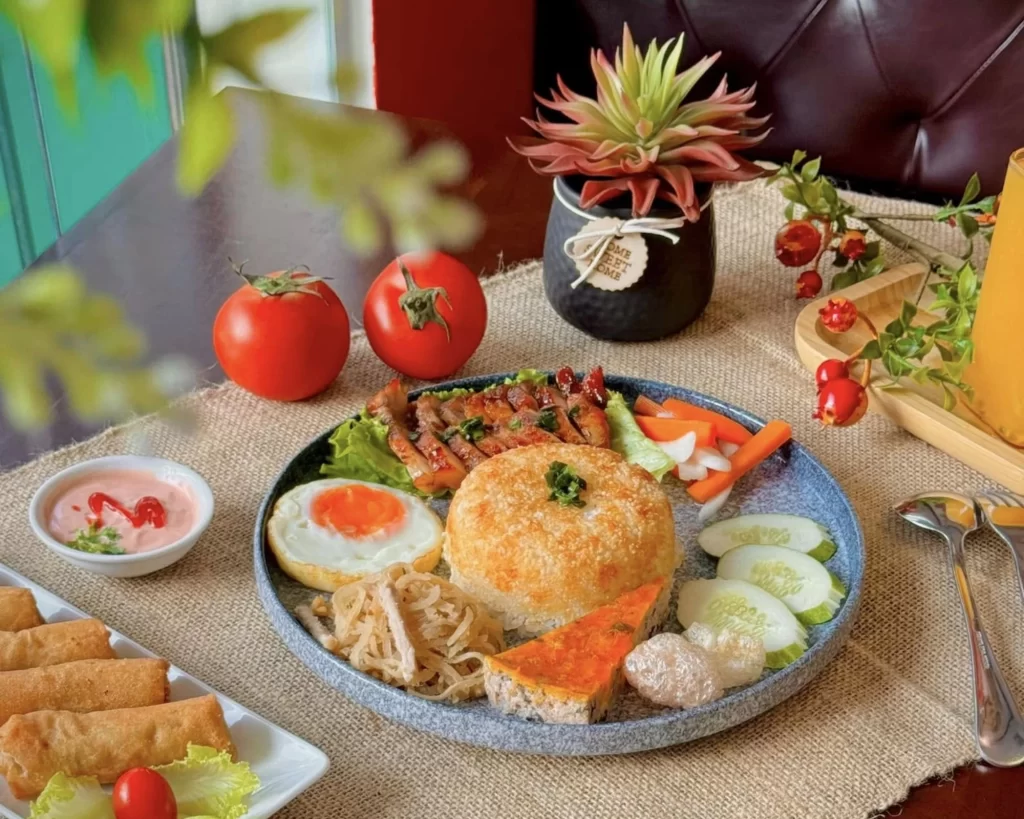 Món cơm tấm truyền thống Việt Nam được trình bày đẹp mắt trên bàn ăn
