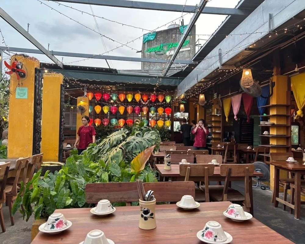 View ngoài trời của nhà hàng Secret Garden
