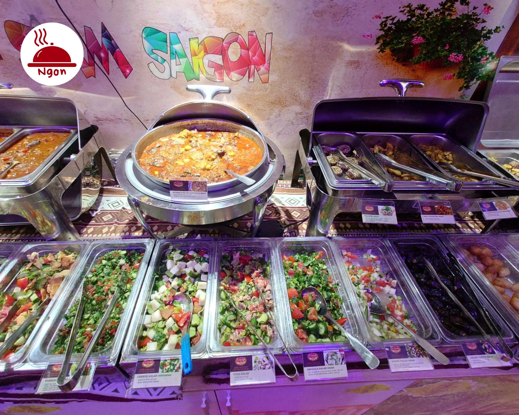 Quầy buffet tự chọn tại nhà hàng Al Sham Saigon với nhiều món ăn Trung Đông và Địa Trung Hải hấp dẫn