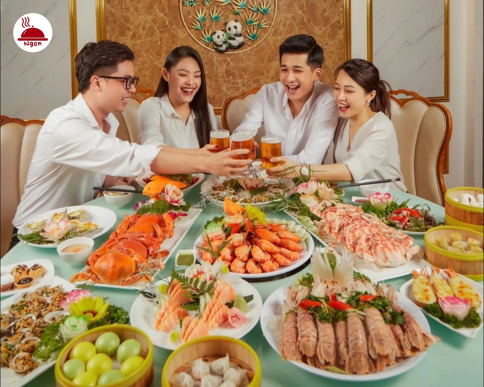 Bàn ăn đầy ắp tôm hùm, tôm sú, các loại hải sản tươi sống và món dimsum tại Quán hải sản Gò Vấp Cửu Vân Long