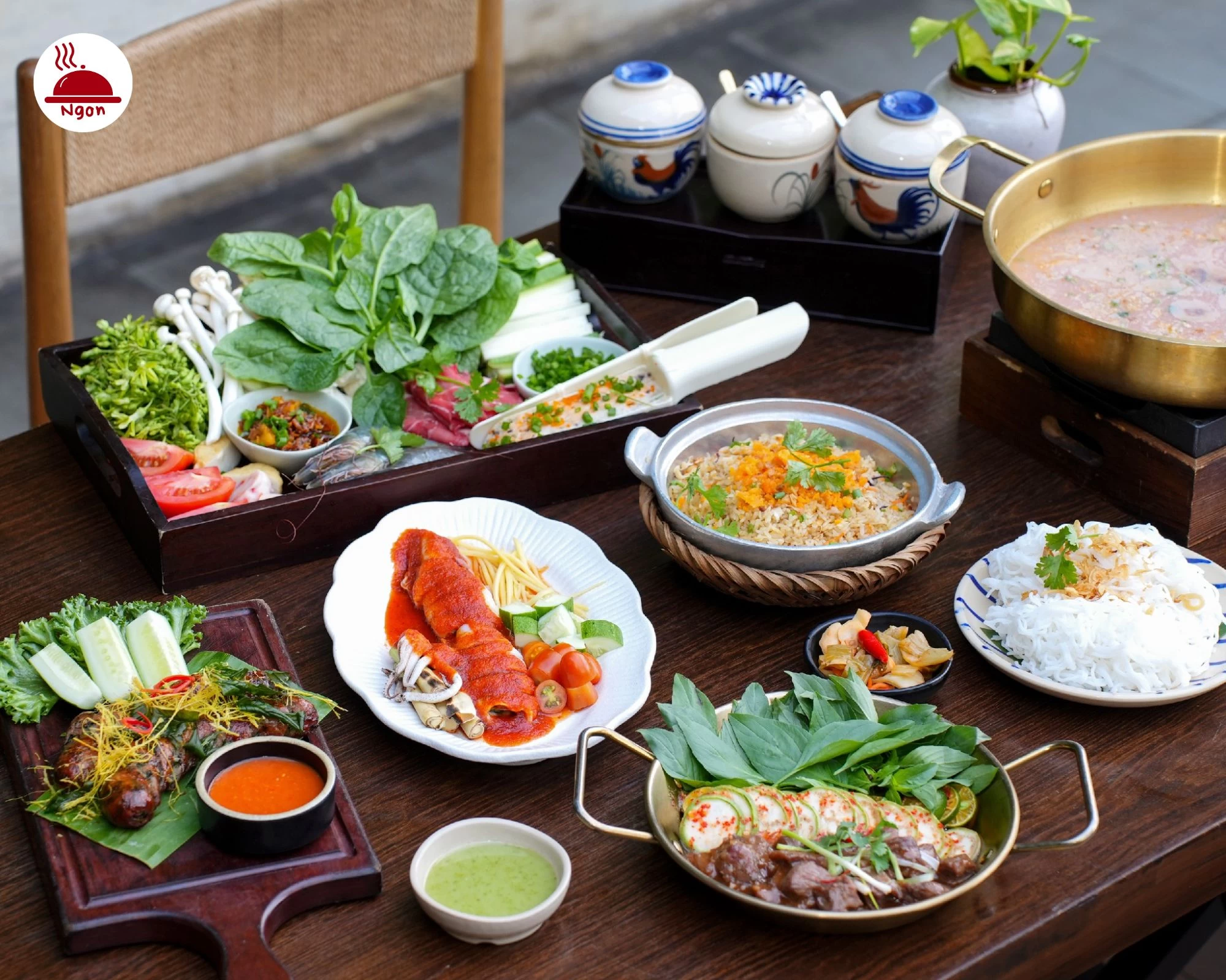 Bàn tiệc đa dạng món nướng và lẩu thuần Việt tại Mộc Riêu Nướng