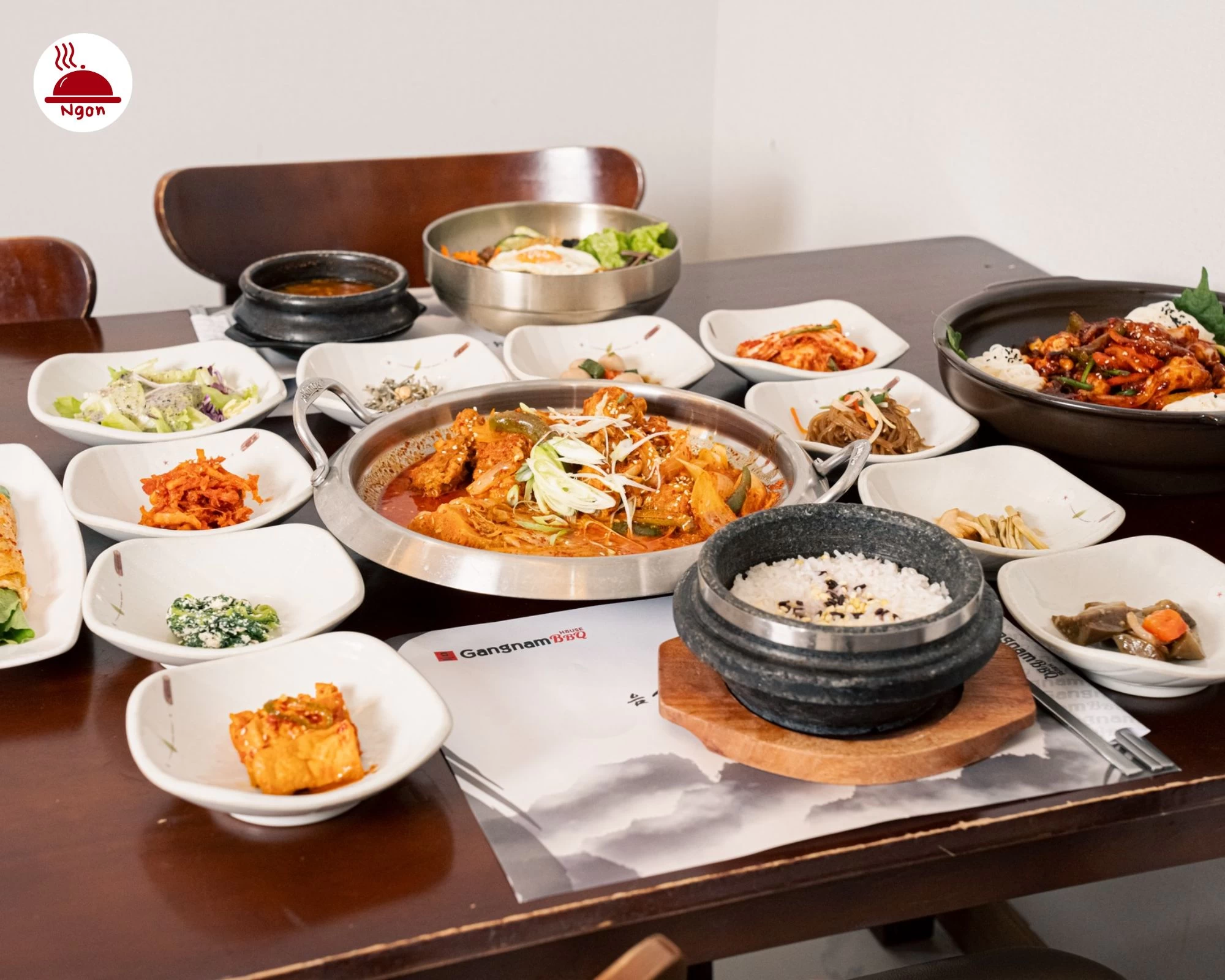 Khách hàng tận hưởng bữa tiệc tại quán thịt nướng quận 7 Gangnam BBQ House