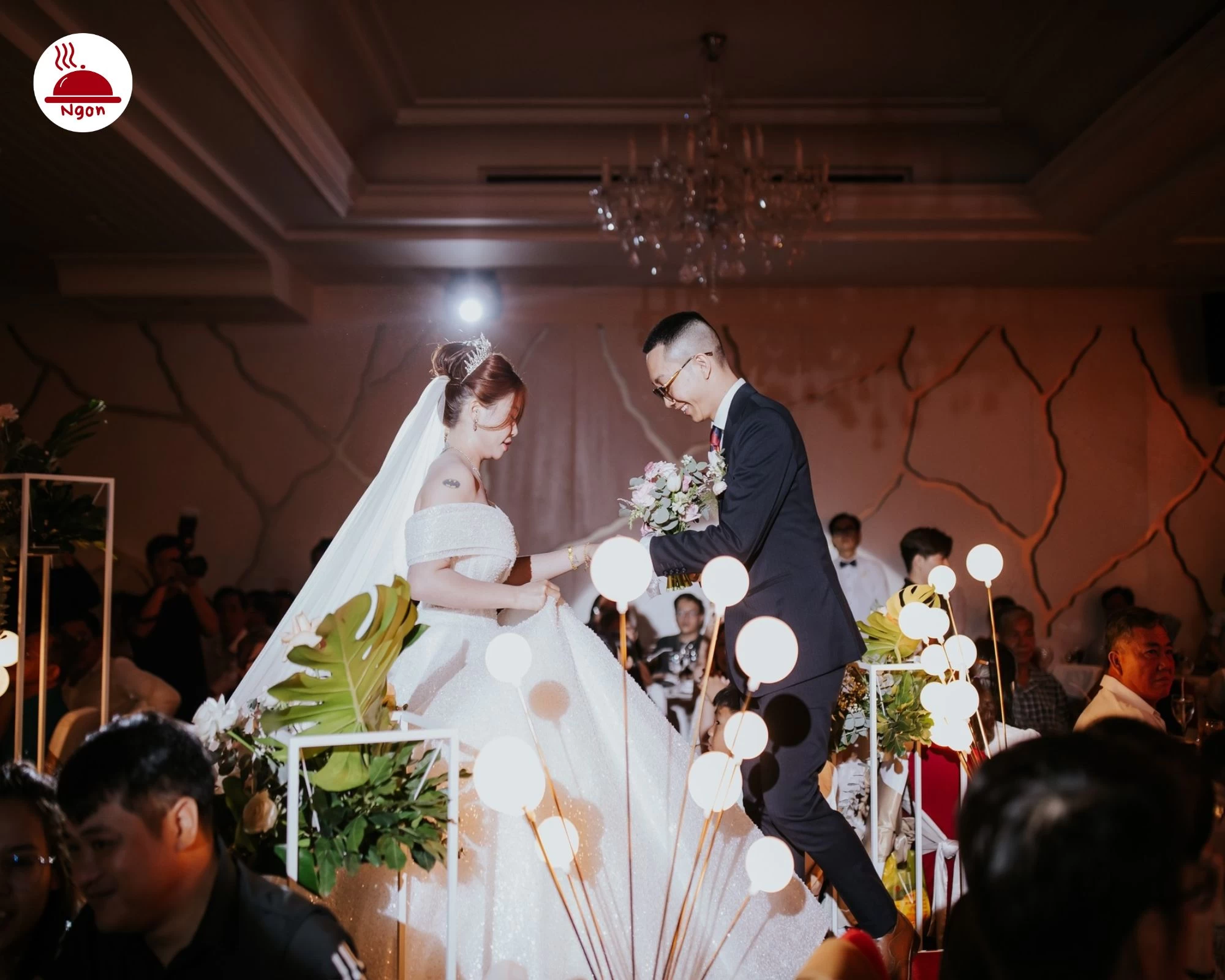 Khoảnh khắc cô dâu chú rể trao nhau cử chỉ tình cảm trên sân khấu cưới được trang hoàng ấm áp tại Callary