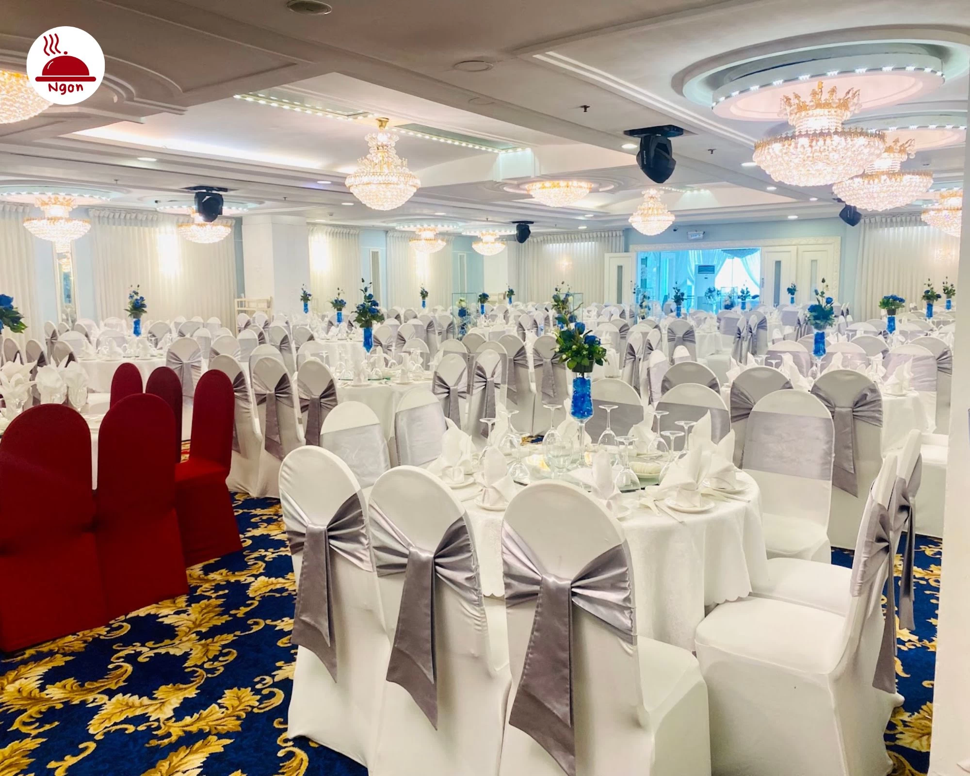 Không gian tiệc cưới đẳng cấp của Glorious, nổi bật với đèn chùm pha lê lấp lánh và thảm trải sàn hoa văn độc đáo