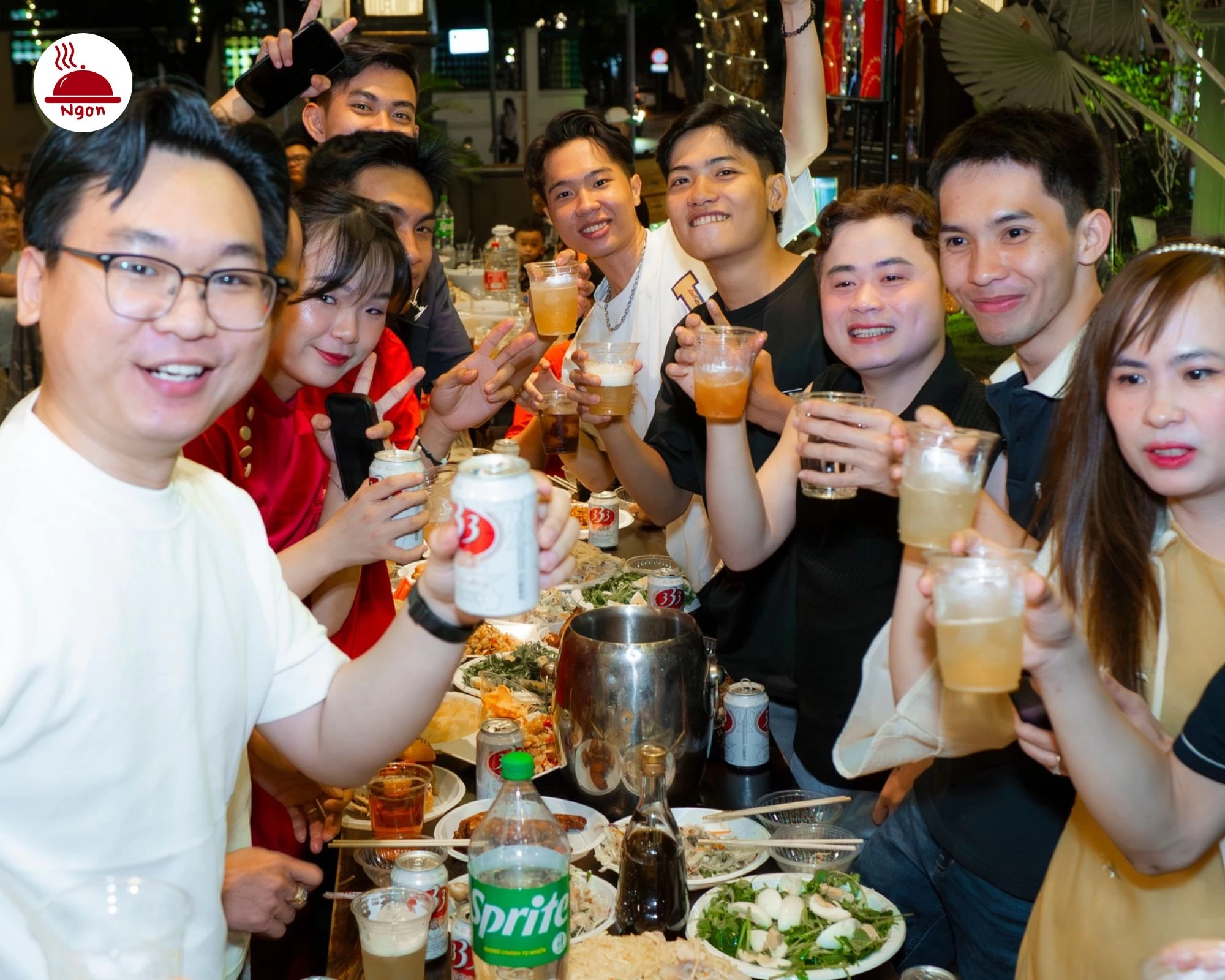Khung cảnh vui vẻ, sôi động tại Quán hải sản Gò Vấp Tân Hải Vân với nhóm bạn đang nâng ly