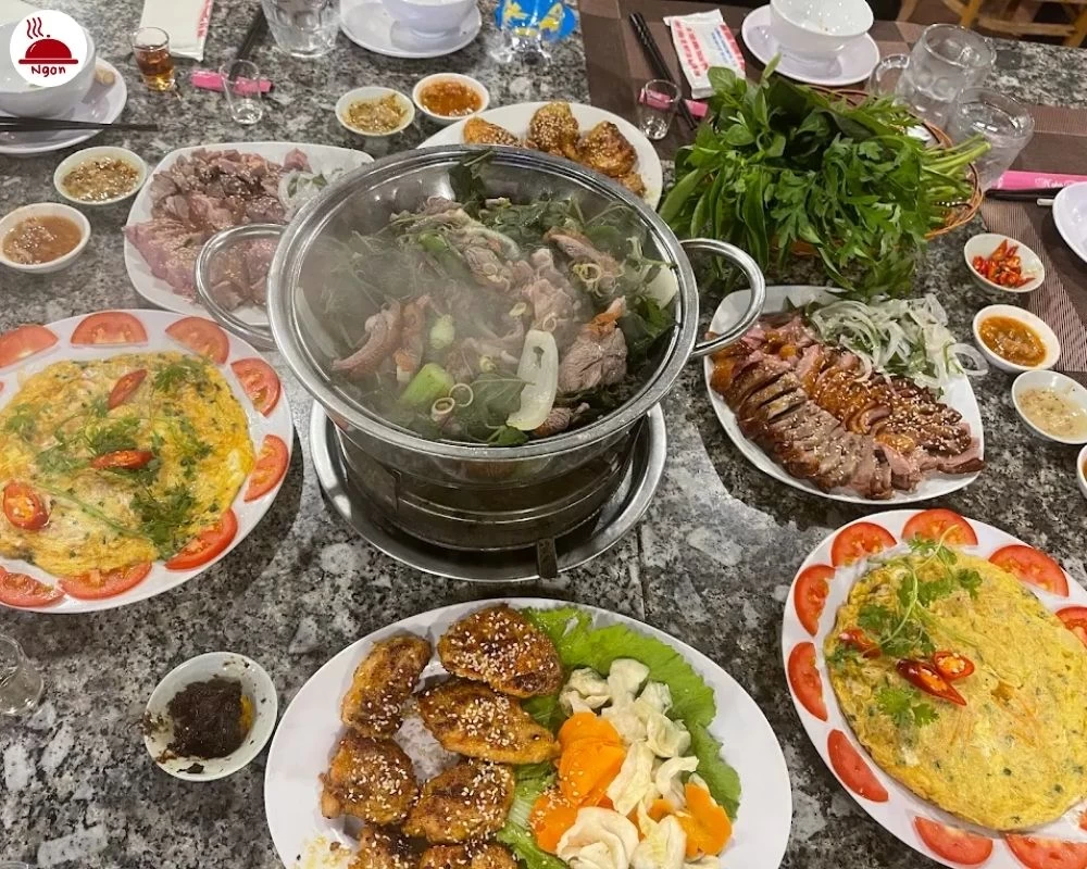 Bàn tiệc lẩu dê tại quán Lẩu Dê Mơ