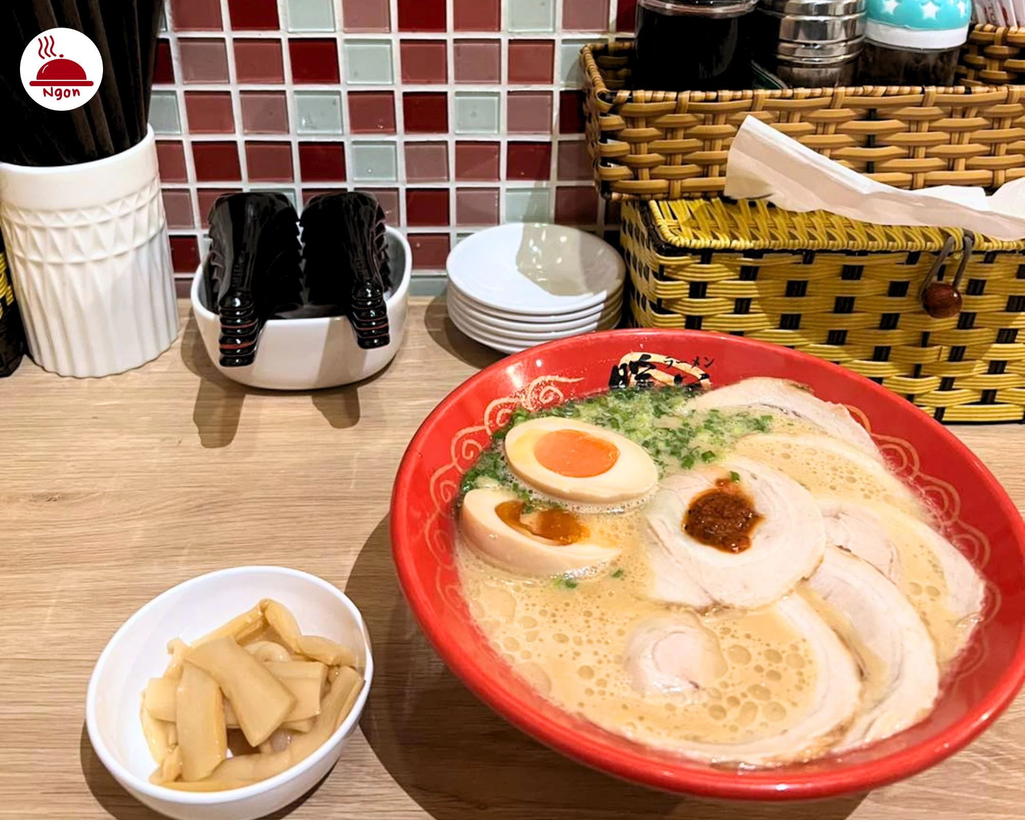 Món tonkotsu ramen chuẩn vị cùng măng ngâm tại Danbo Ramen