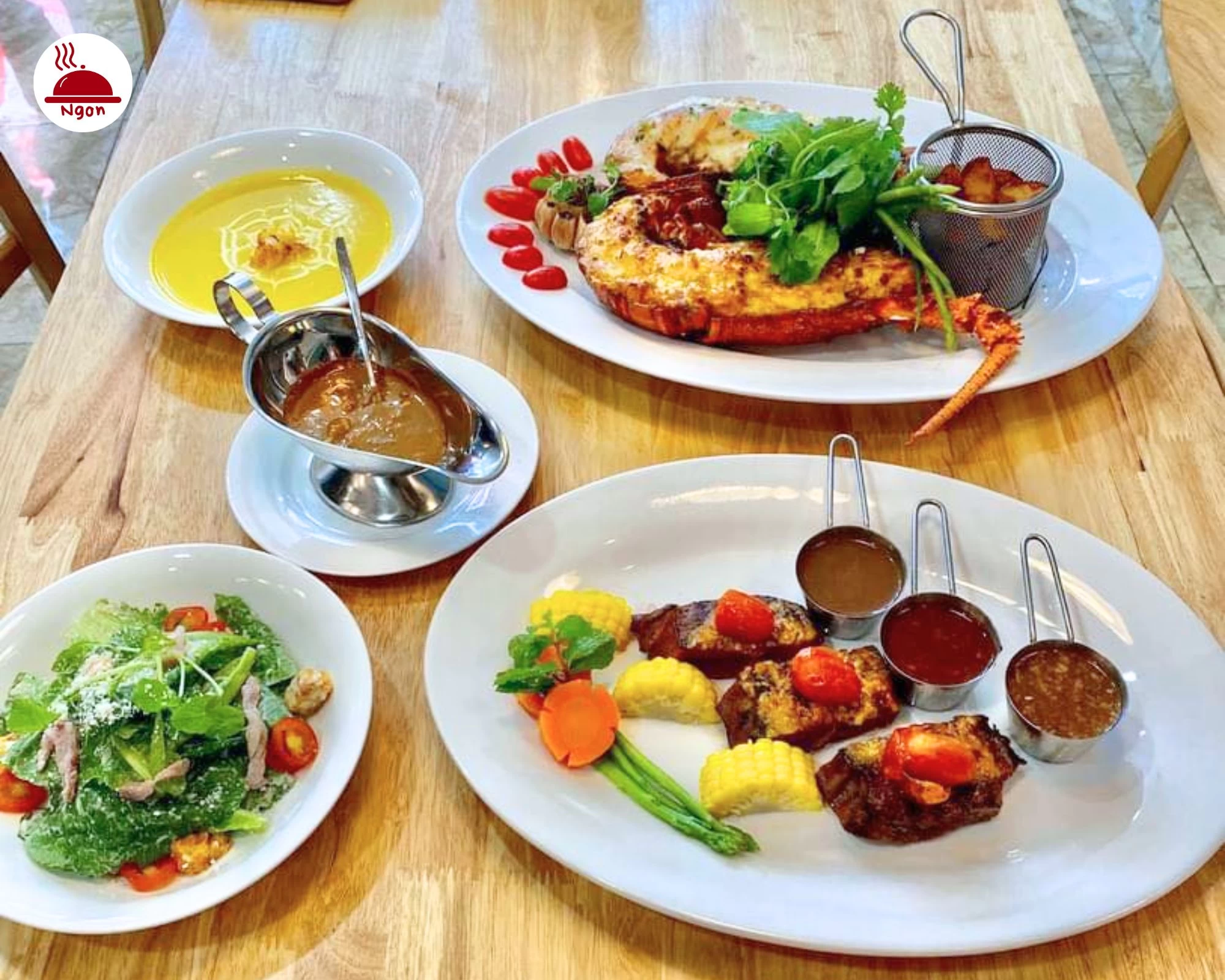 Một bàn ăn đầy ắp hương vị tại 9 Fast Beef Saigon! Beefsteak nóng hổi, súp bí đỏ béo ngậy, salad tươi mát