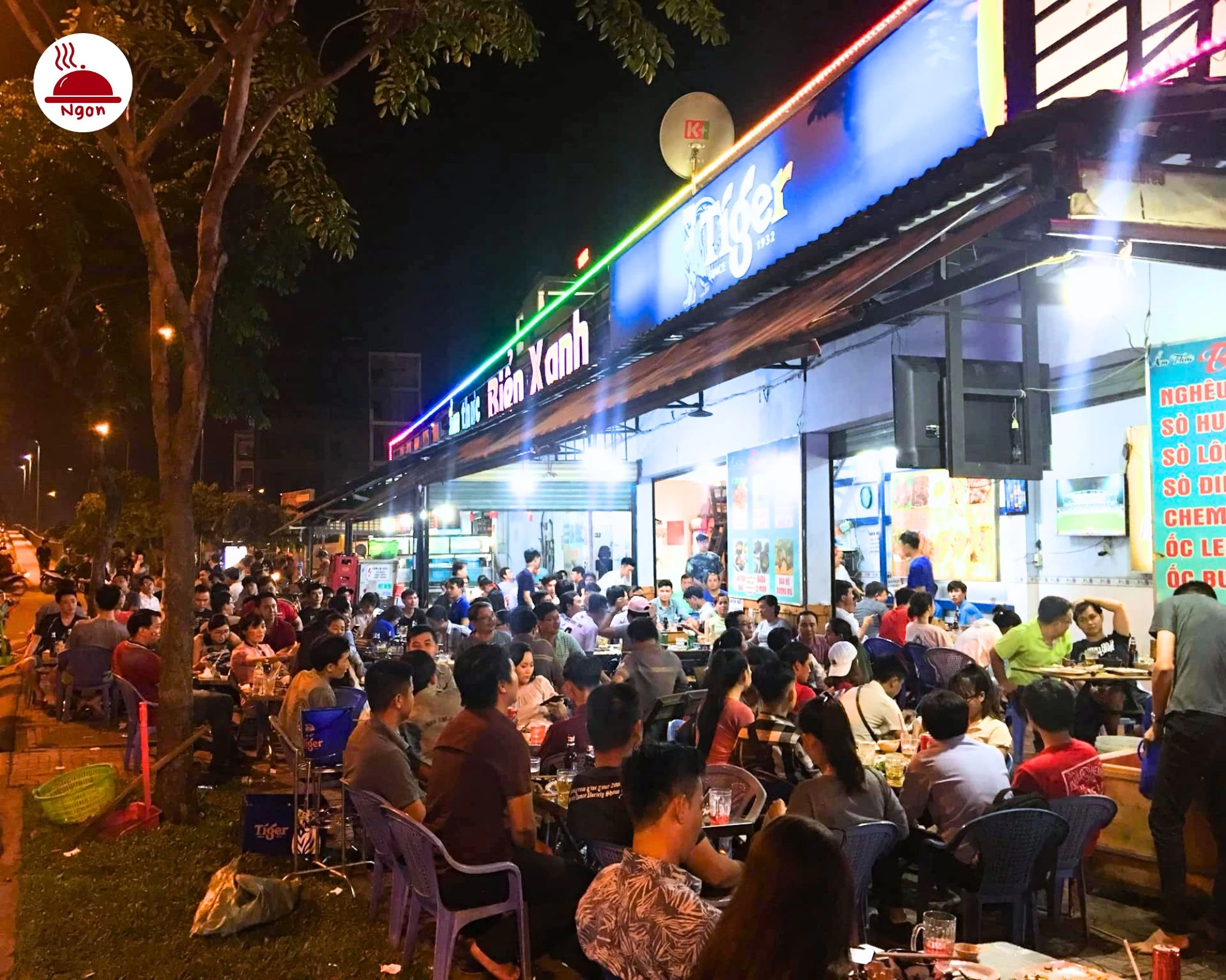 Quán hải sản Gò Vấp Biển Xanh đông đúc về đêm, với không gian ngoài trời sôi động