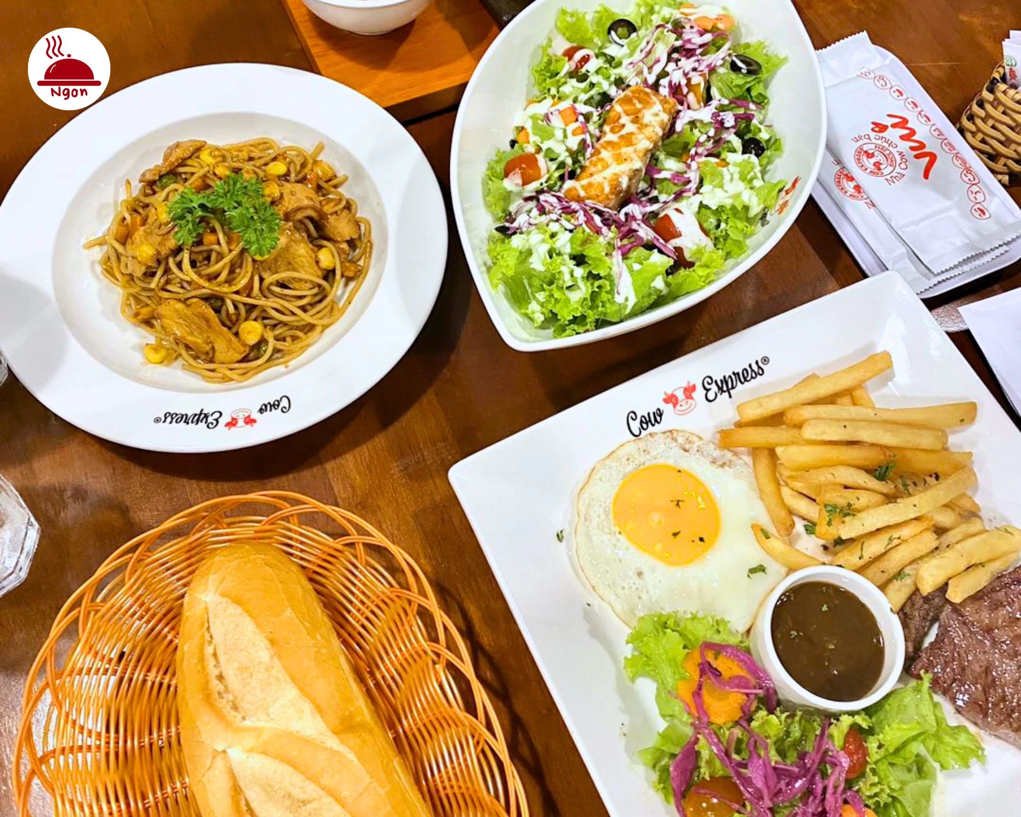 Thưởng thức combo bò nóng hổi, mì Ý, salad tươi và bánh mì giòn tan tại Cow Express