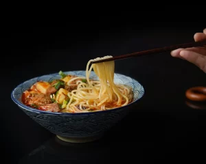 Tô ramen hấp dẫn với sợi mì dai ngon tại một quán Ramen quận 2