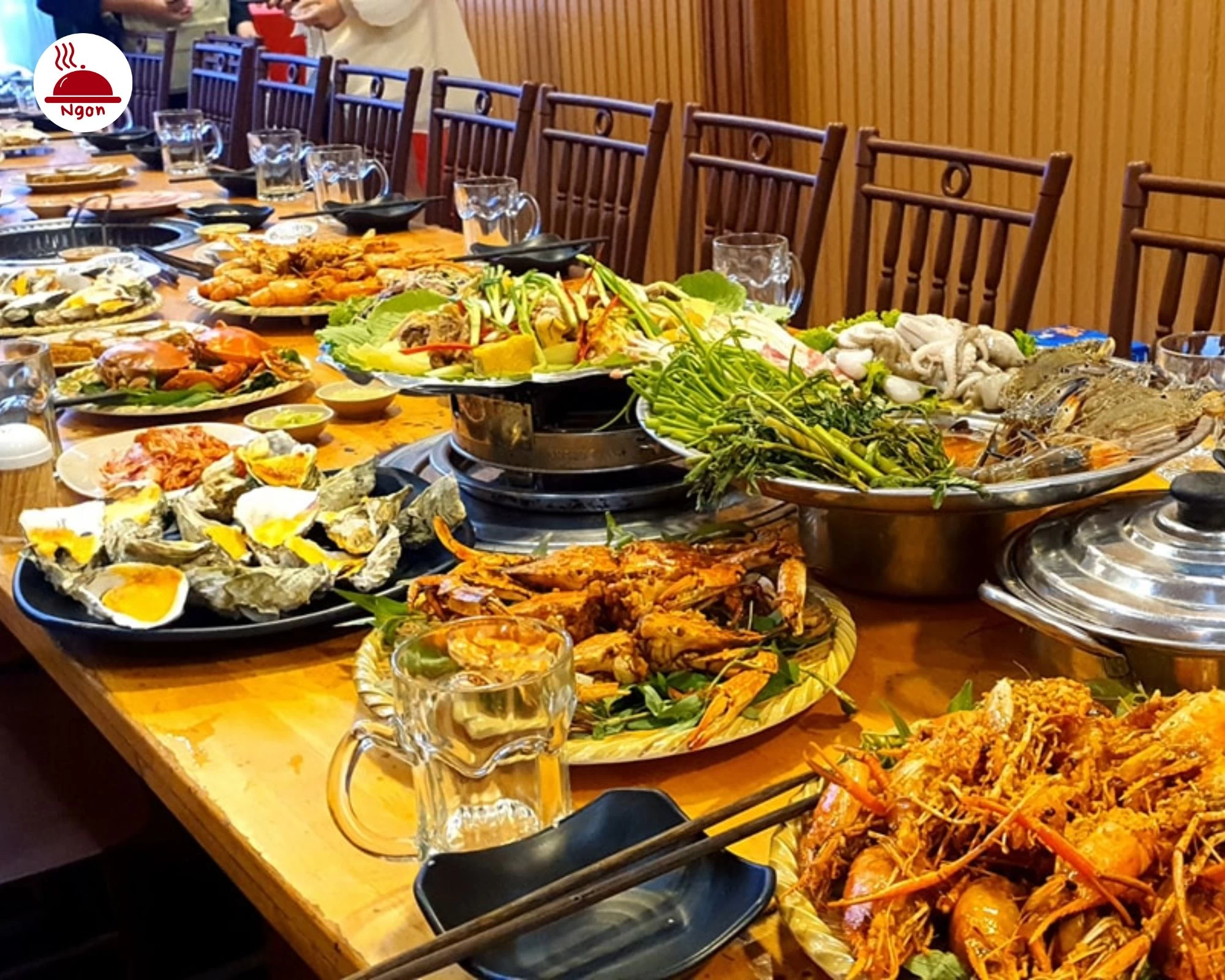 Tổng thể bữa ăn hải sản hoành tráng tại Quán hải sản Gò Vấp Những Chàng Trai, lý tưởng cho các buổi liên hoan, gặp mặt