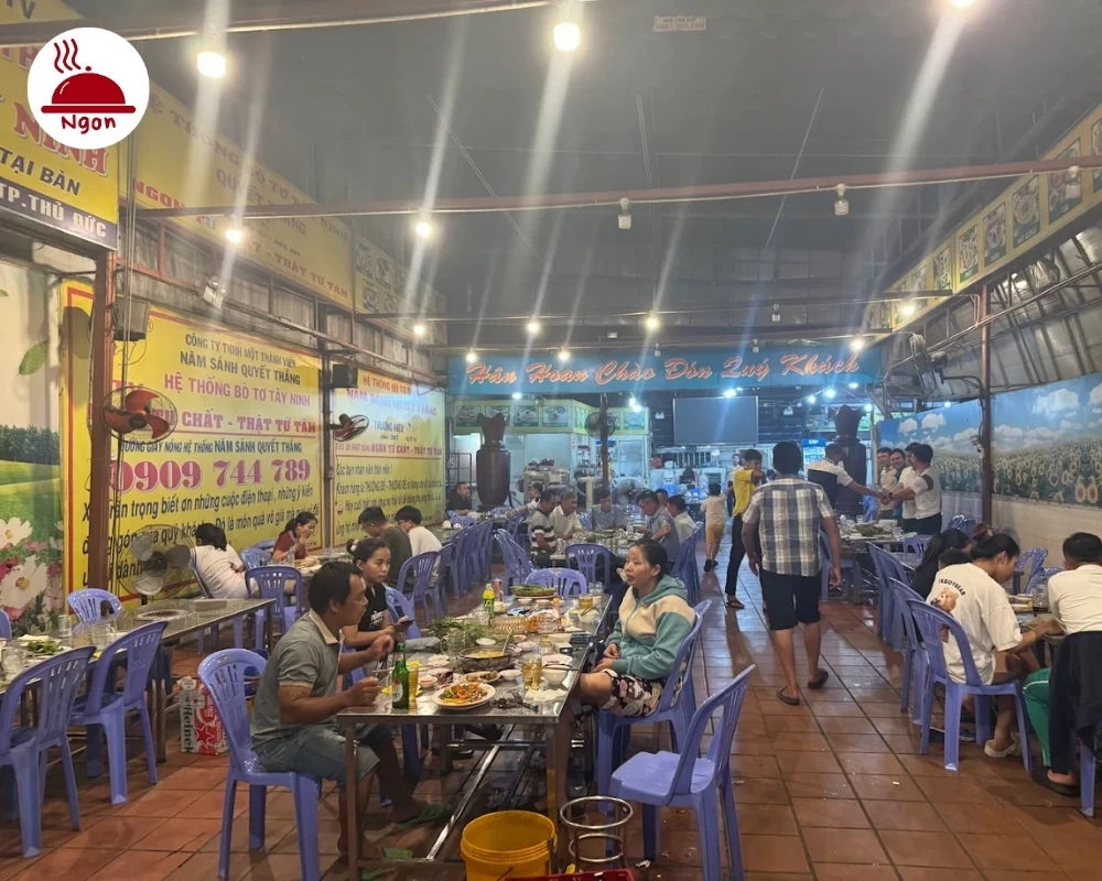 Quán Bò Tơ Tây Ninh Năm Sánh Quyết Thắng có không gian bình dân, rộng rãi