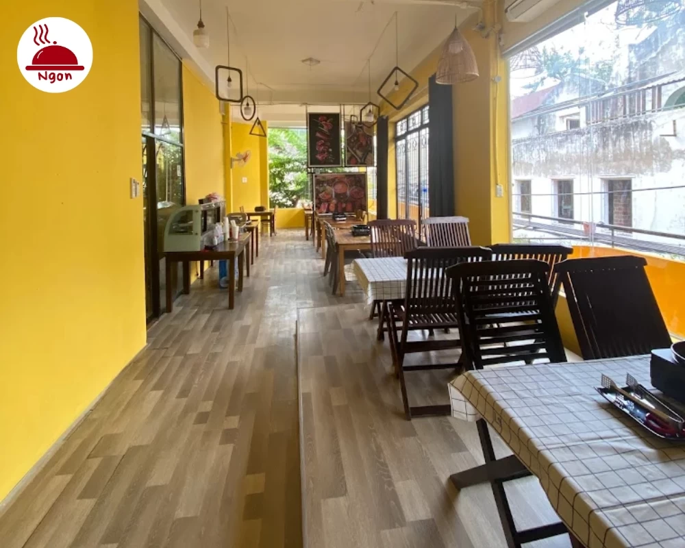Không gian quán Pig Bear’s Kitchen được thiết kế với tone màu vàng làm chủ đạo