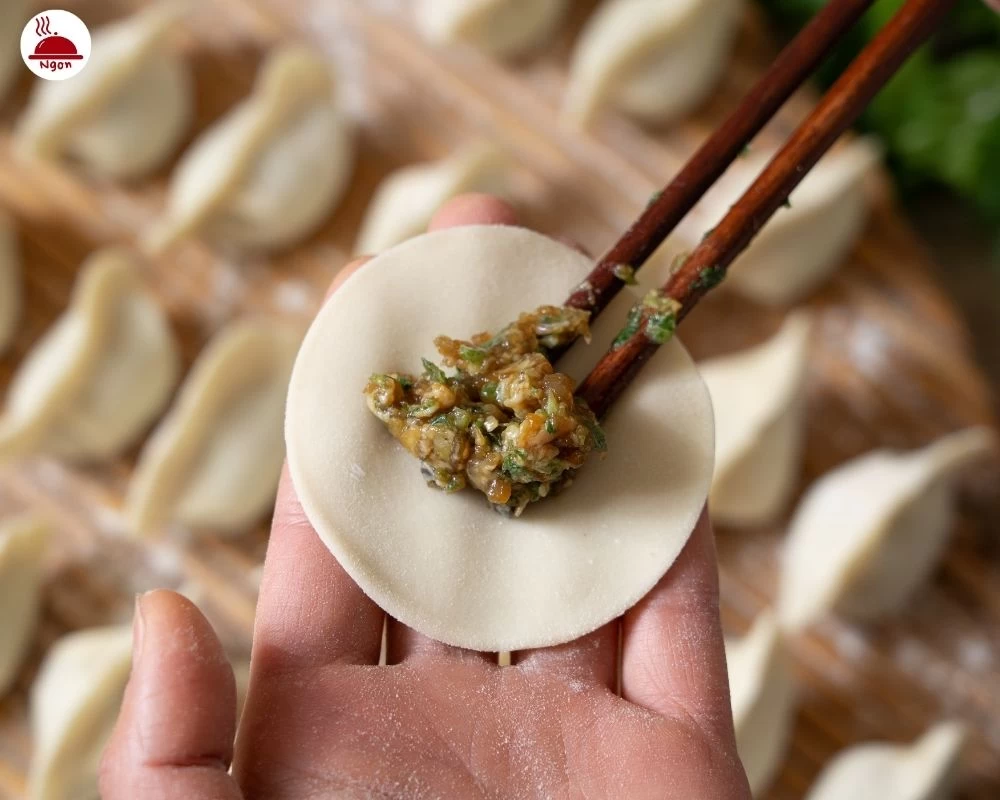 Bỏ nhân vào vỏ bánh mandu