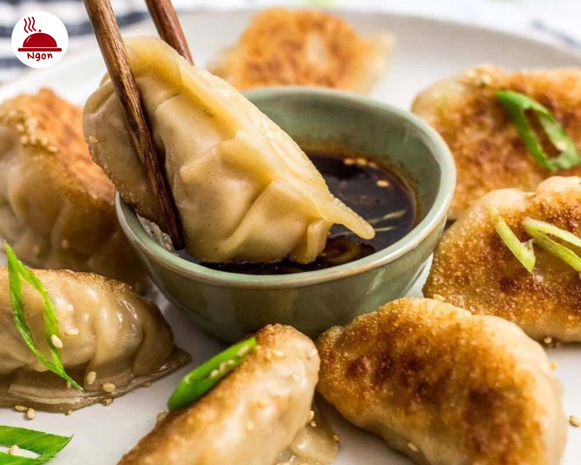 Cận cảnh bánh mandu chiên vàng ươm, có lớp vỏ giòn rụm và nhân thịt bên trong