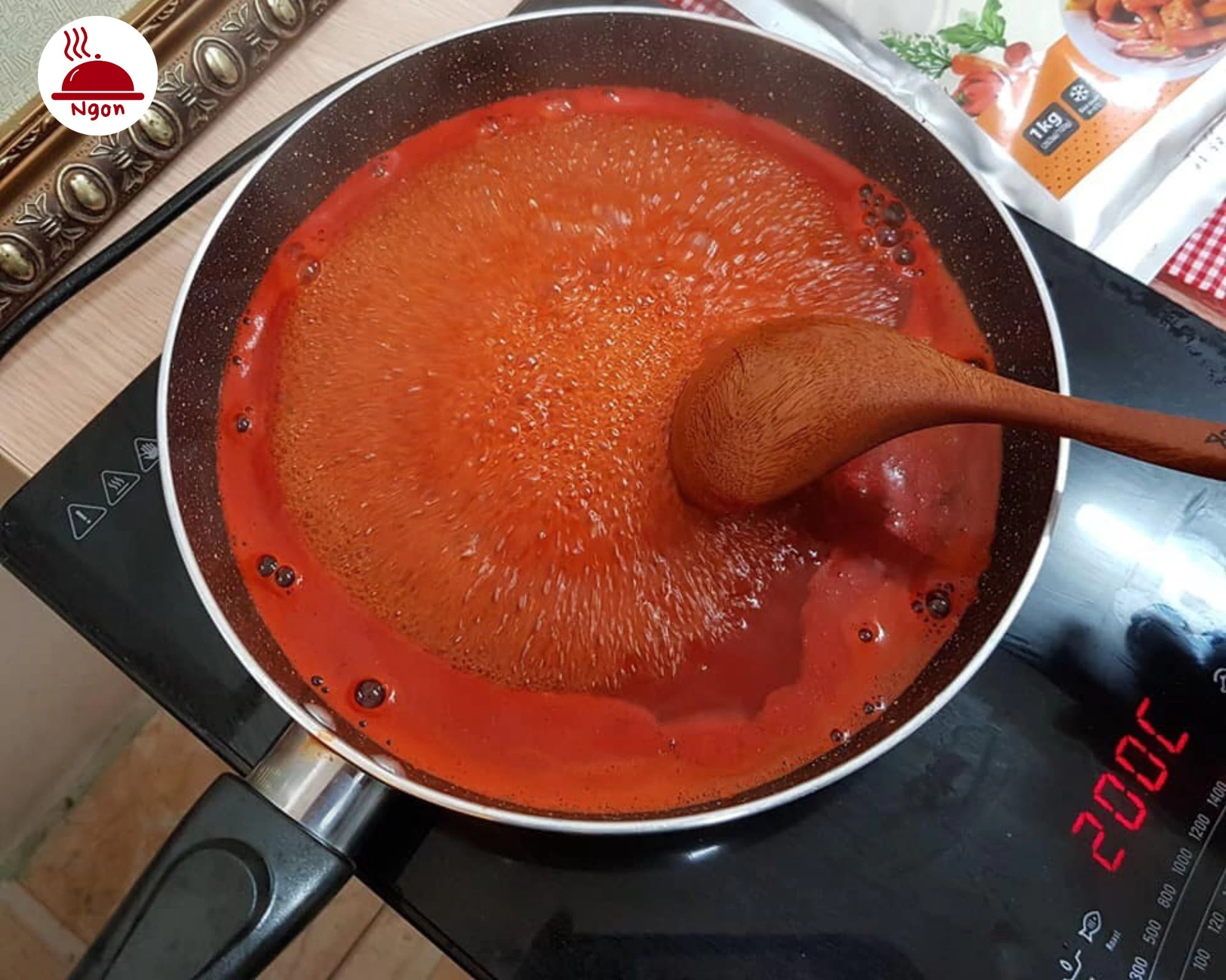 Chảo sốt Tokbokki cay nồng, là linh hồn của món bánh gạo cay Hàn Quốc