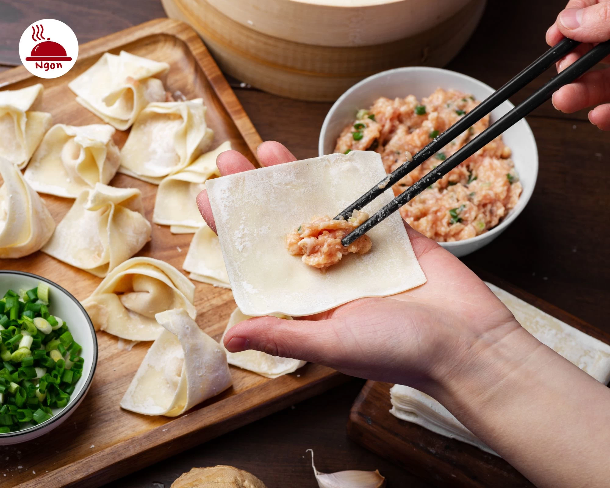 Đang trong quá trình gói nhân, một bước quan trọng trong cách làm món sủi cảo