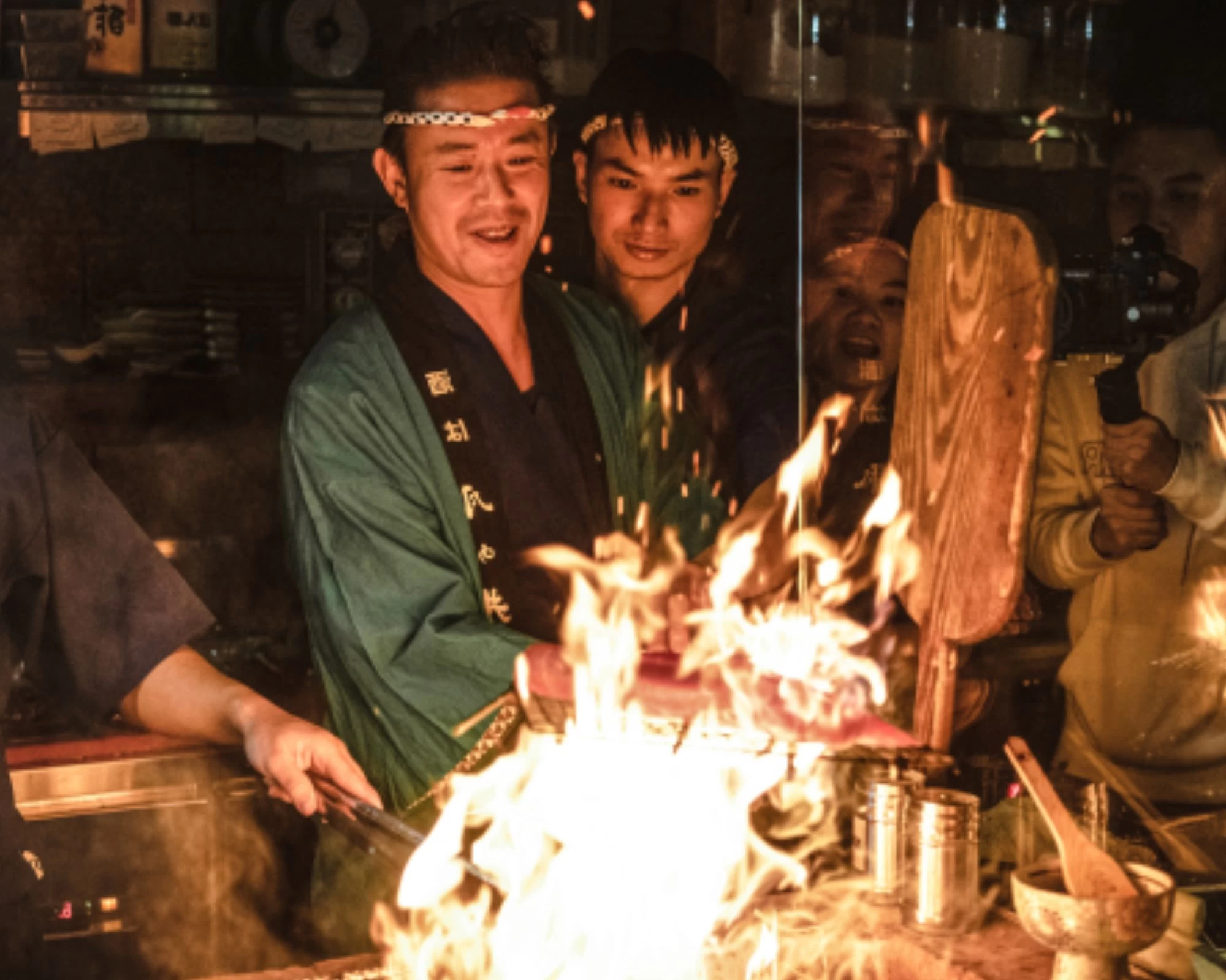 Đầu bếp tài năng trình diễn kỹ thuật nướng điêu luyện tại Shamoji Robata Yaki