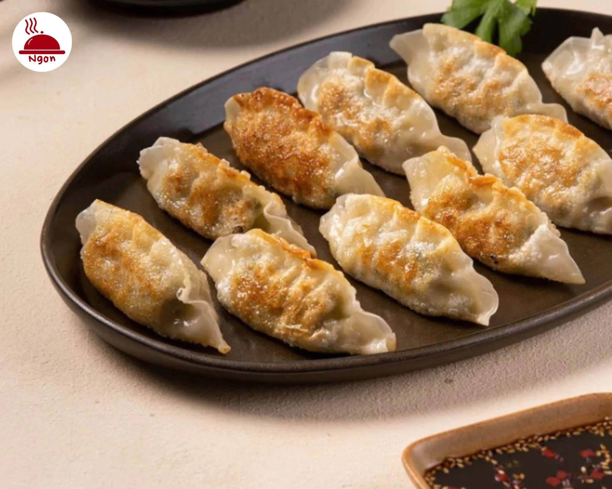 Dĩa bánh mandu chiên tự làm tại nhà hấp dẫn
