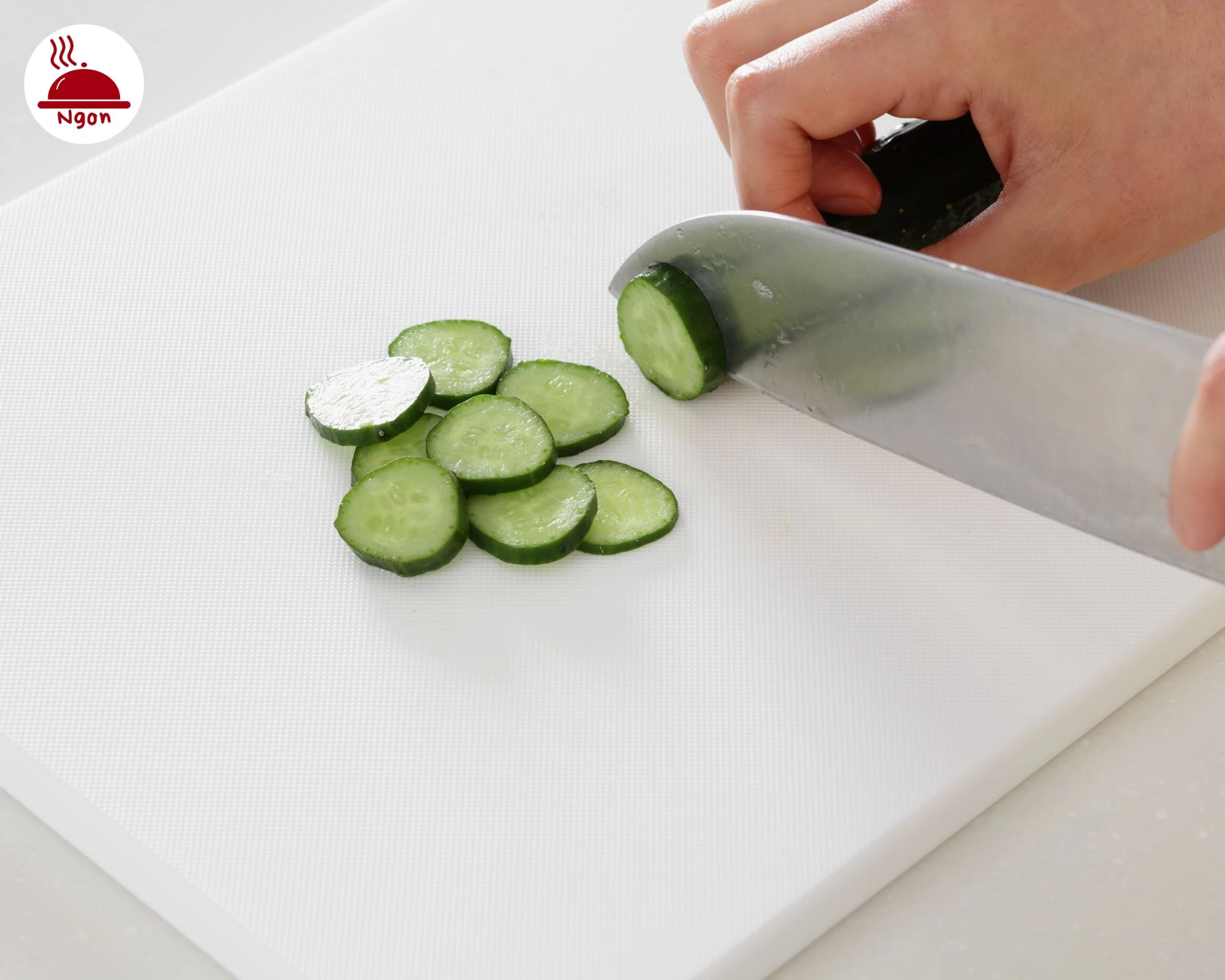 Dưa chuột không chỉ giúp bánh mì kimbap đẹp mắt mà còn tăng thêm hương vị thanh nhẹ